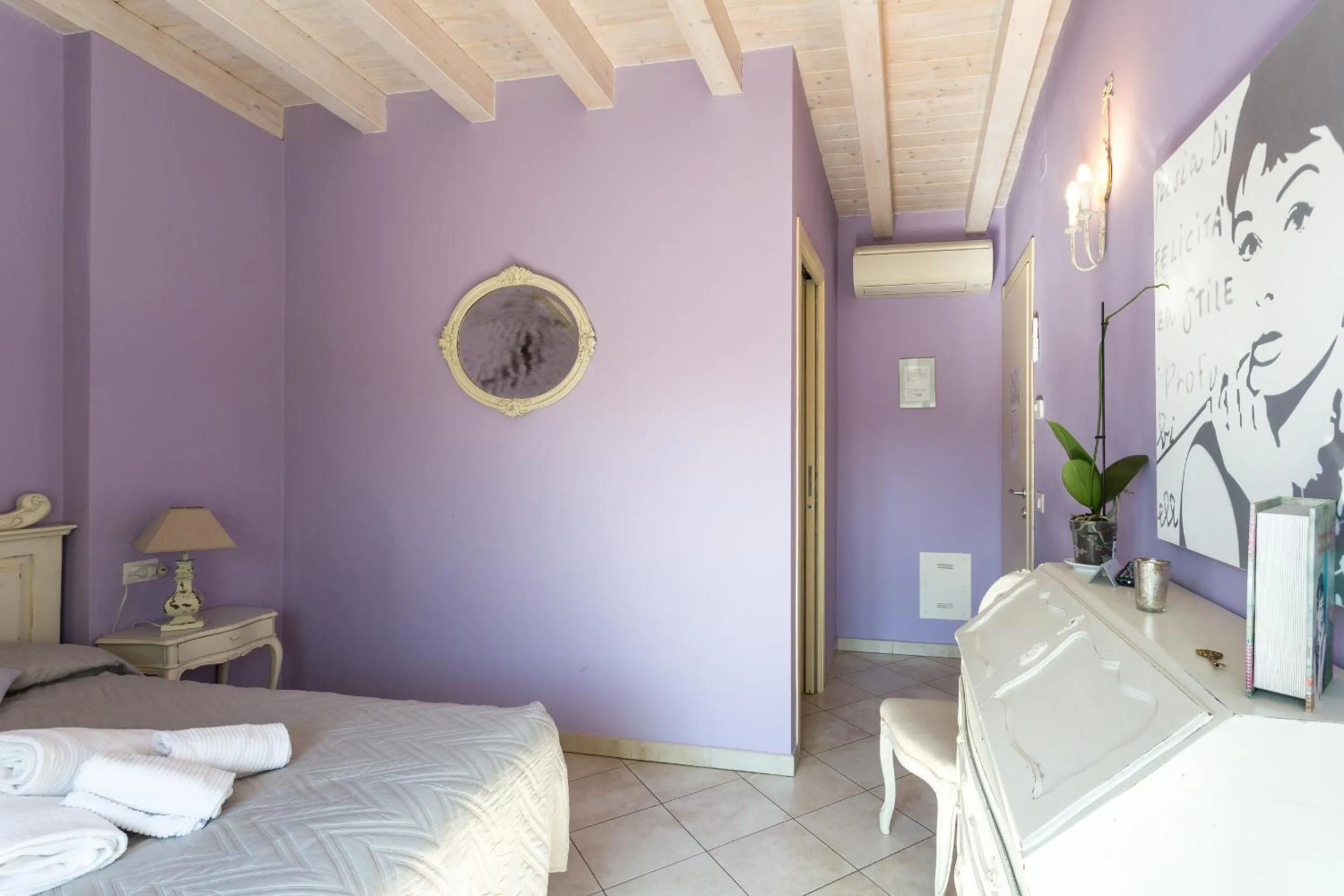 Decorative detail, Bed in Le Rêve - Lake view rooms