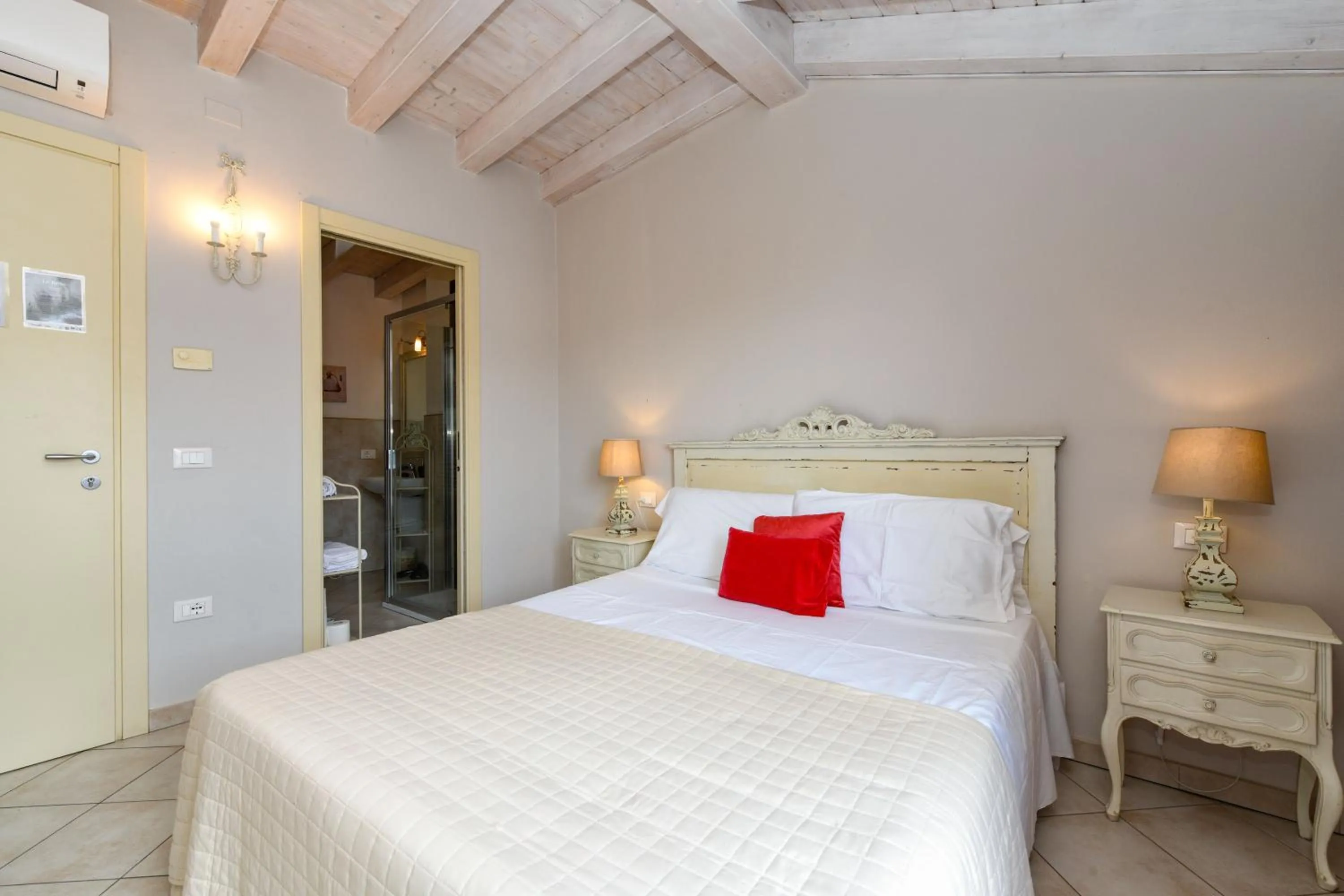 Bed in Le Rêve - Lake view rooms