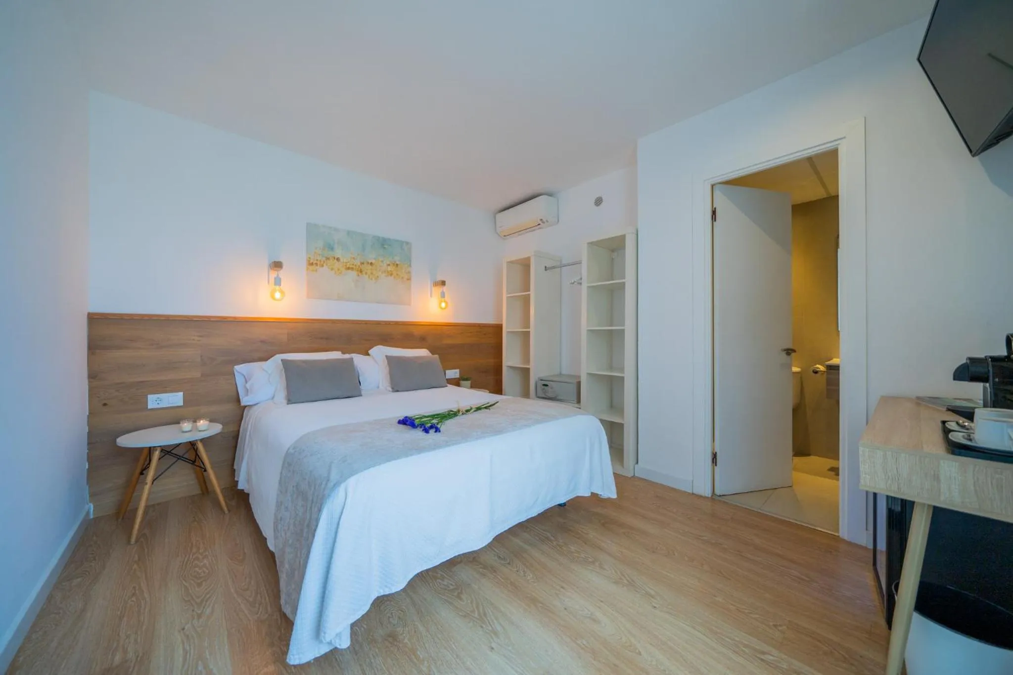 Photo of the whole room, Bed in Hostal Menurka