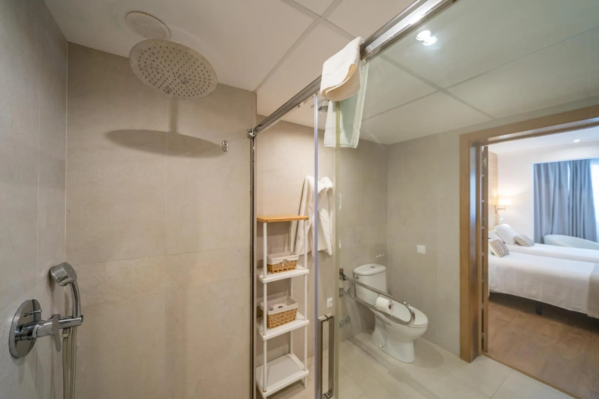 Bathroom, Bed in Hostal Menurka