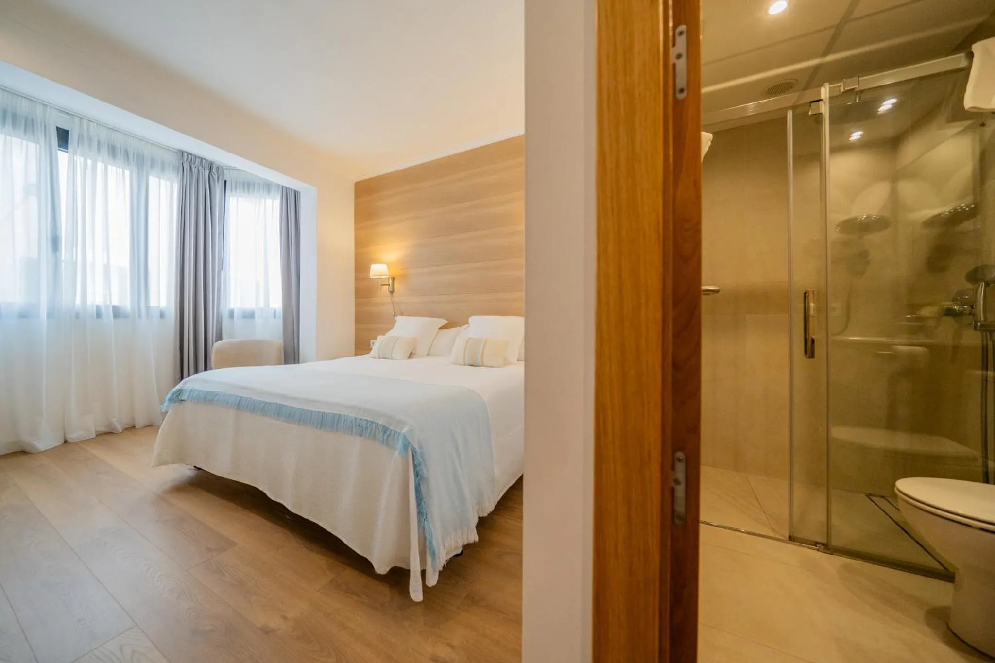 Photo of the whole room, Bed in Hostal Menurka