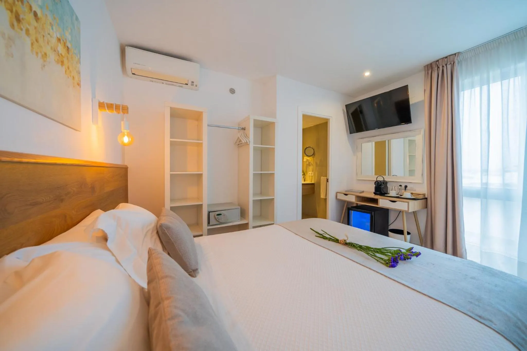 minibar, Bed in Hostal Menurka