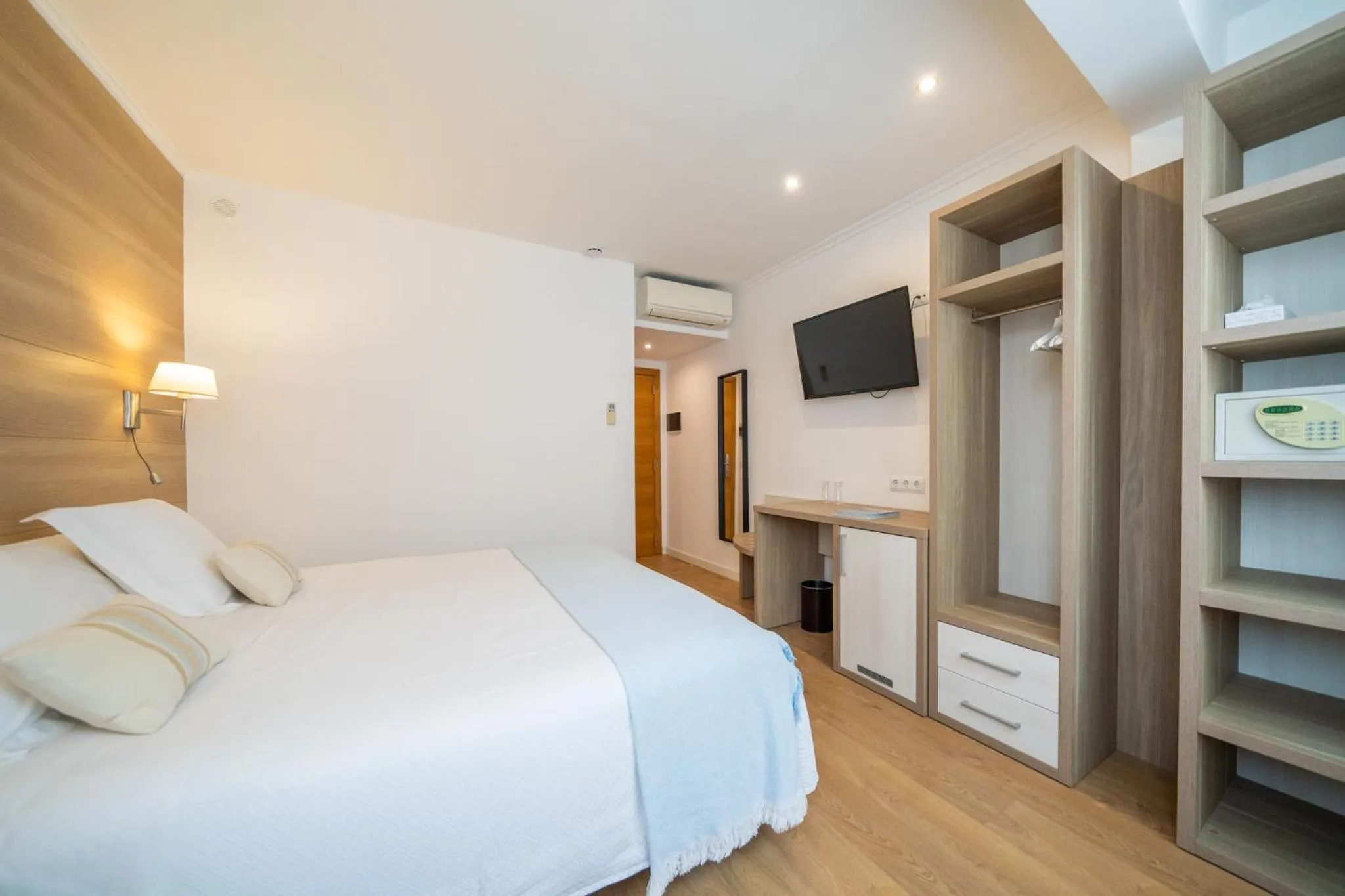 TV and multimedia, Bed in Hostal Menurka