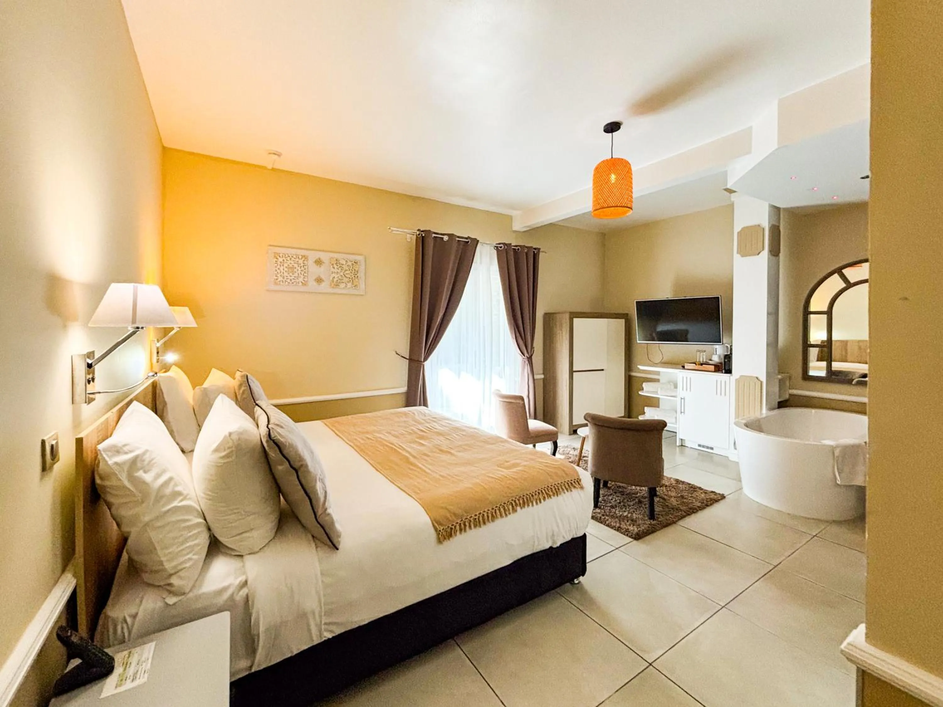 Shower, Bed in Hotel Le Cilaos