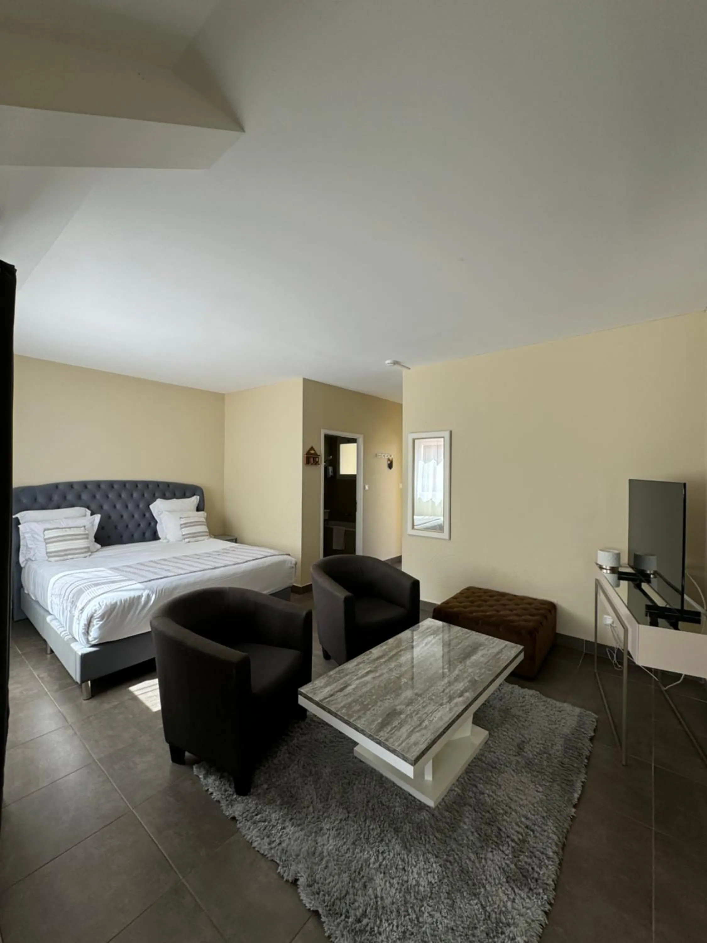 Living room, Bed in Hotel Le Cilaos