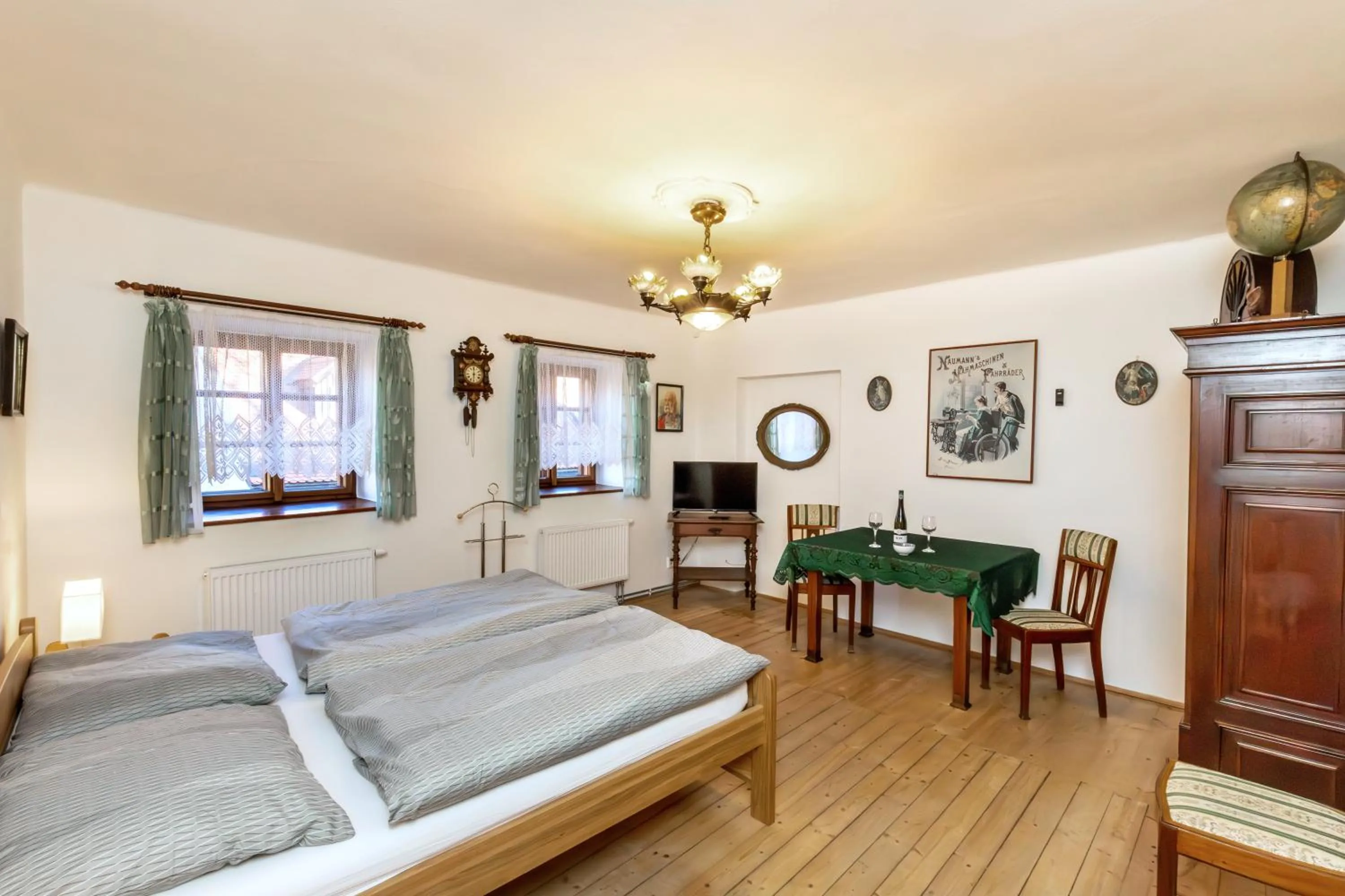 Living room, Bed in Pension Nostalgie - Minihotel