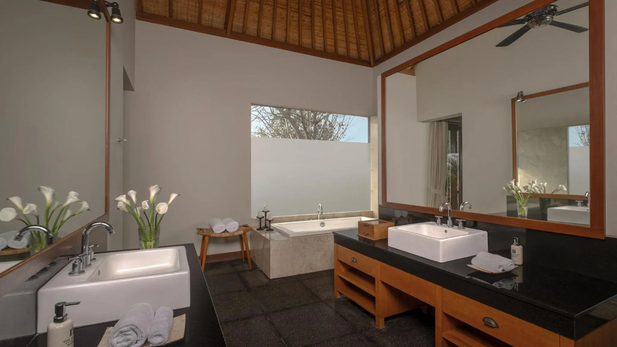 Bathroom in The Shanti Residence by Elite Havens