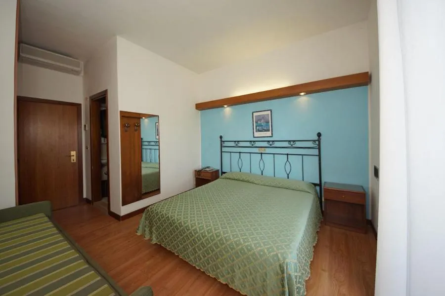 Property building, Bed in Hotel President