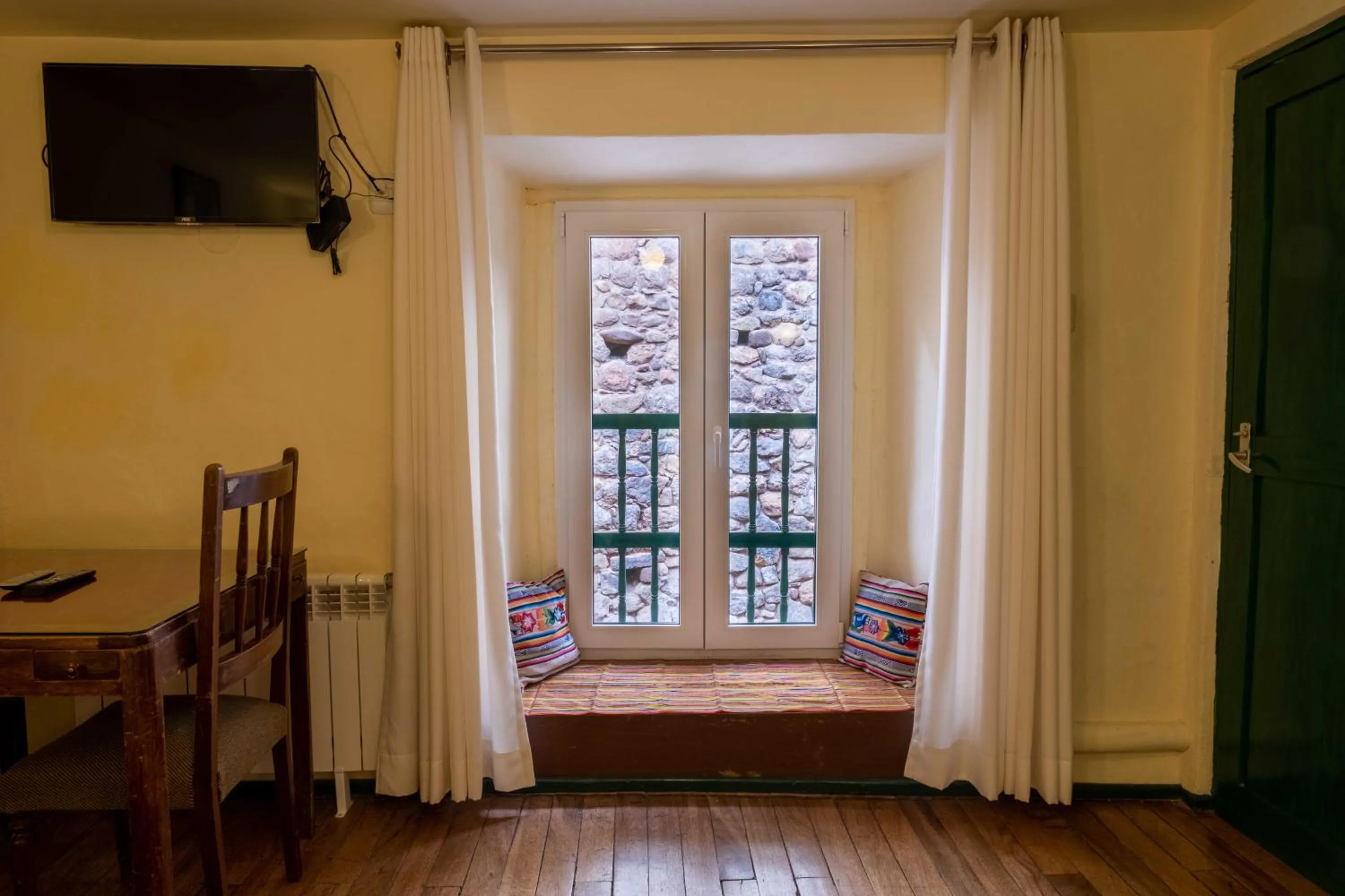 Seating area in Hostal Corihuasi