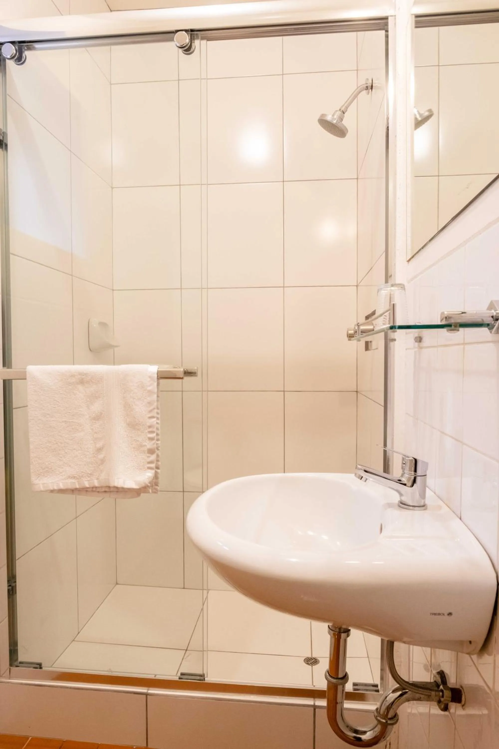 Shower in Hostal Corihuasi