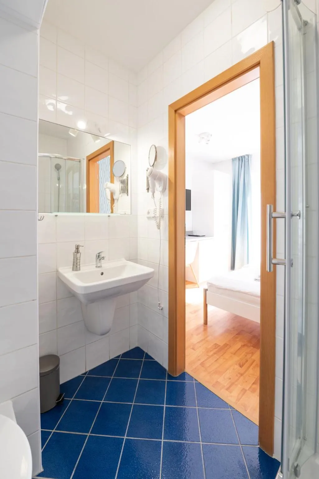 Bathroom, Bed in Hotel Garni Pod Skalkou