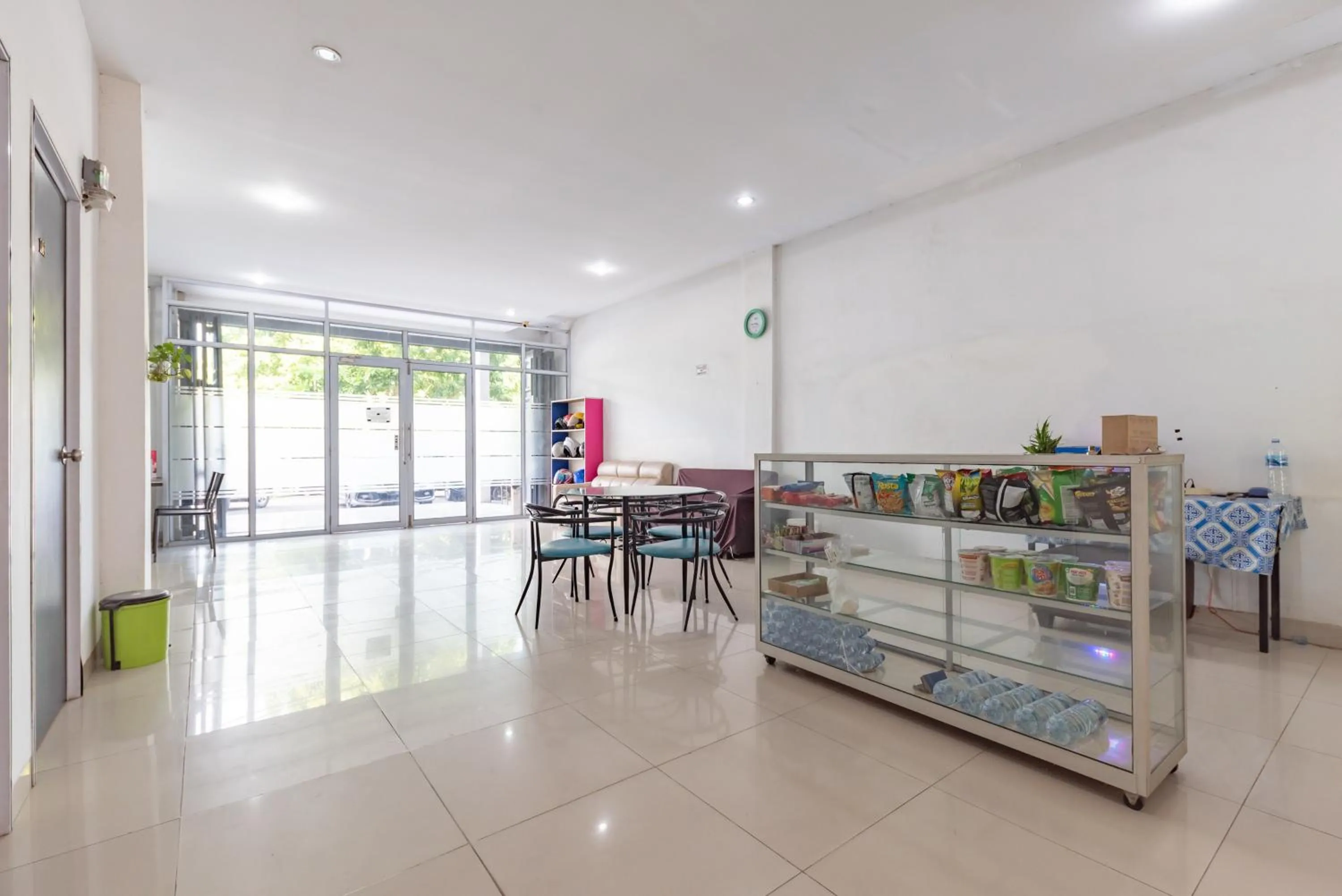 Seating area in RedDoorz Plus near Kepri Mall