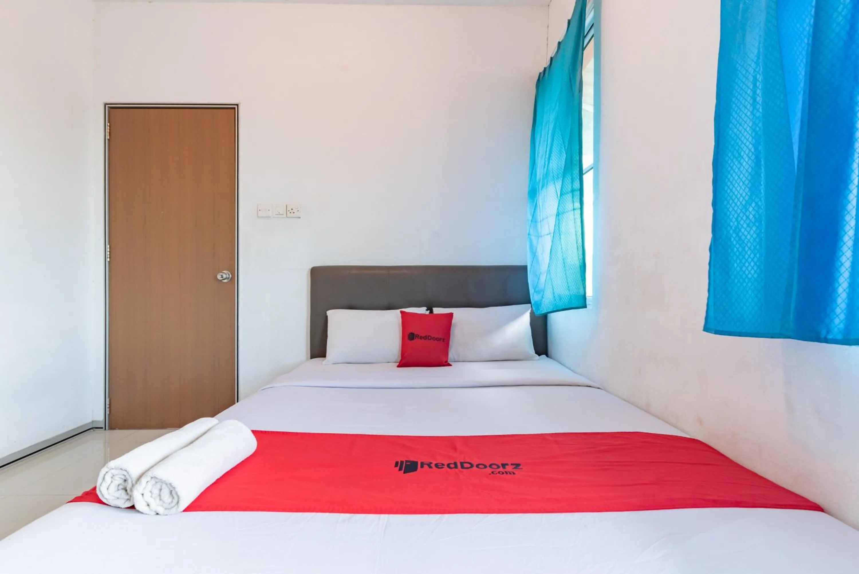 Bedroom, Bed in RedDoorz Plus near Kepri Mall