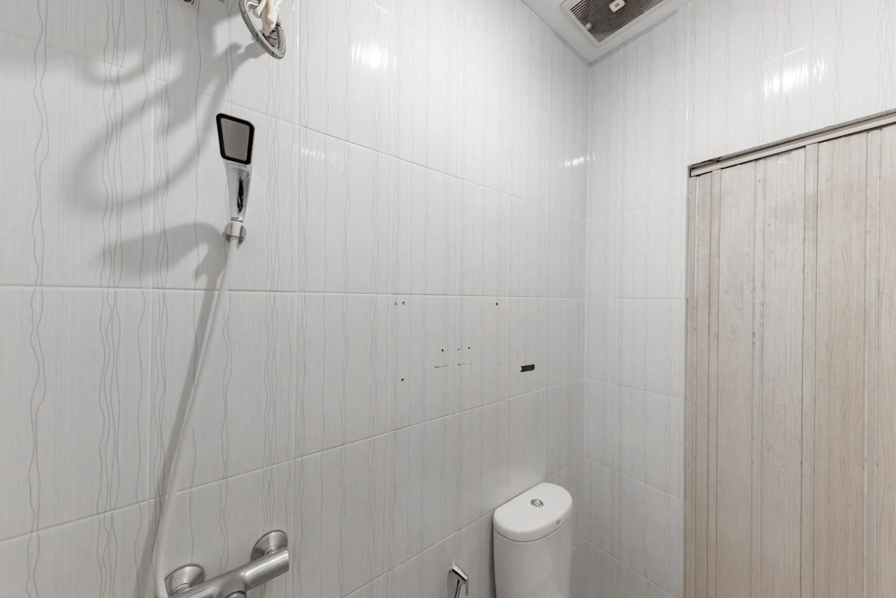 Bathroom in RedDoorz Plus near Kepri Mall
