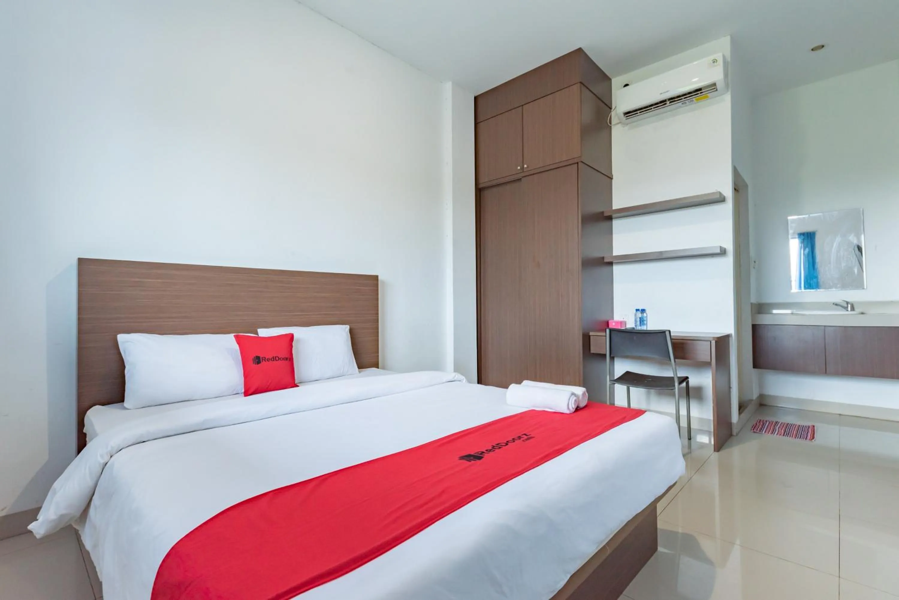 Bedroom, Bed in RedDoorz Plus near Kepri Mall