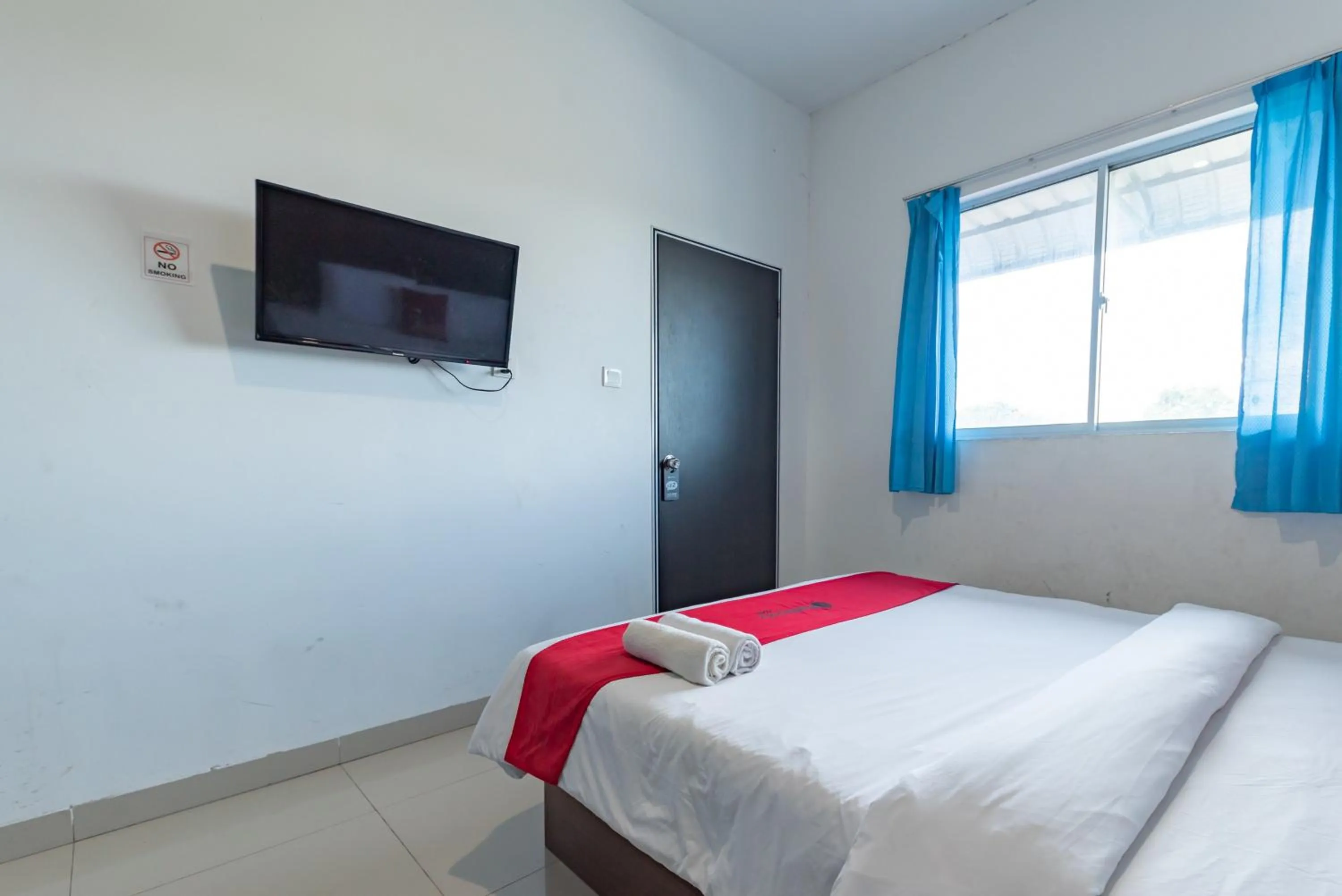 Bedroom, Bed in RedDoorz Plus near Kepri Mall