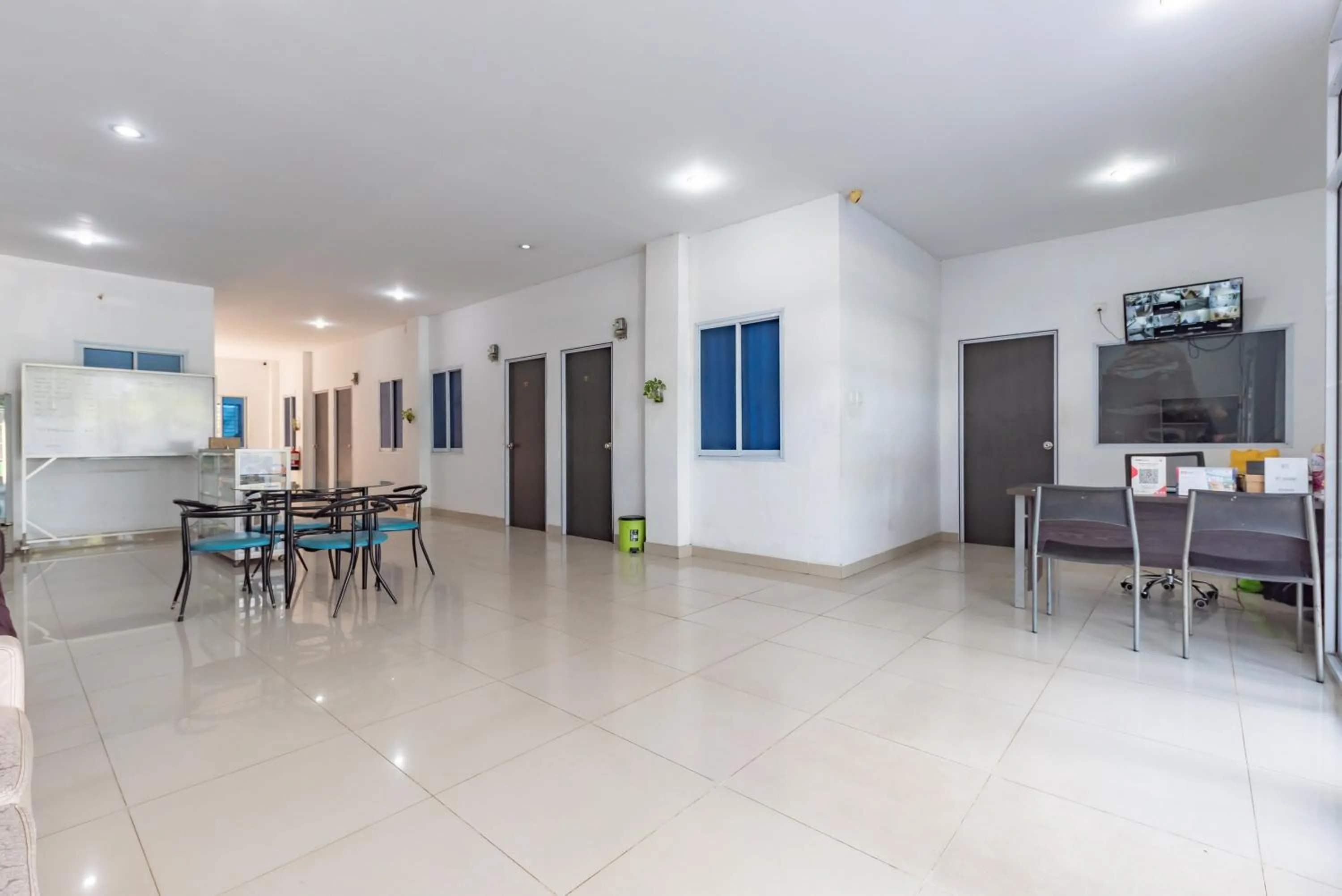 Lobby or reception in RedDoorz Plus near Kepri Mall