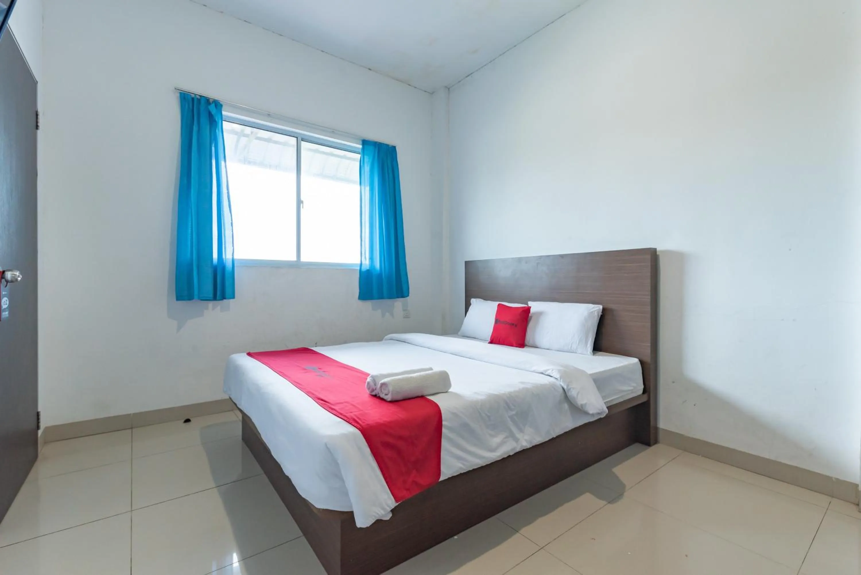 Bedroom, Bed in RedDoorz Plus near Kepri Mall