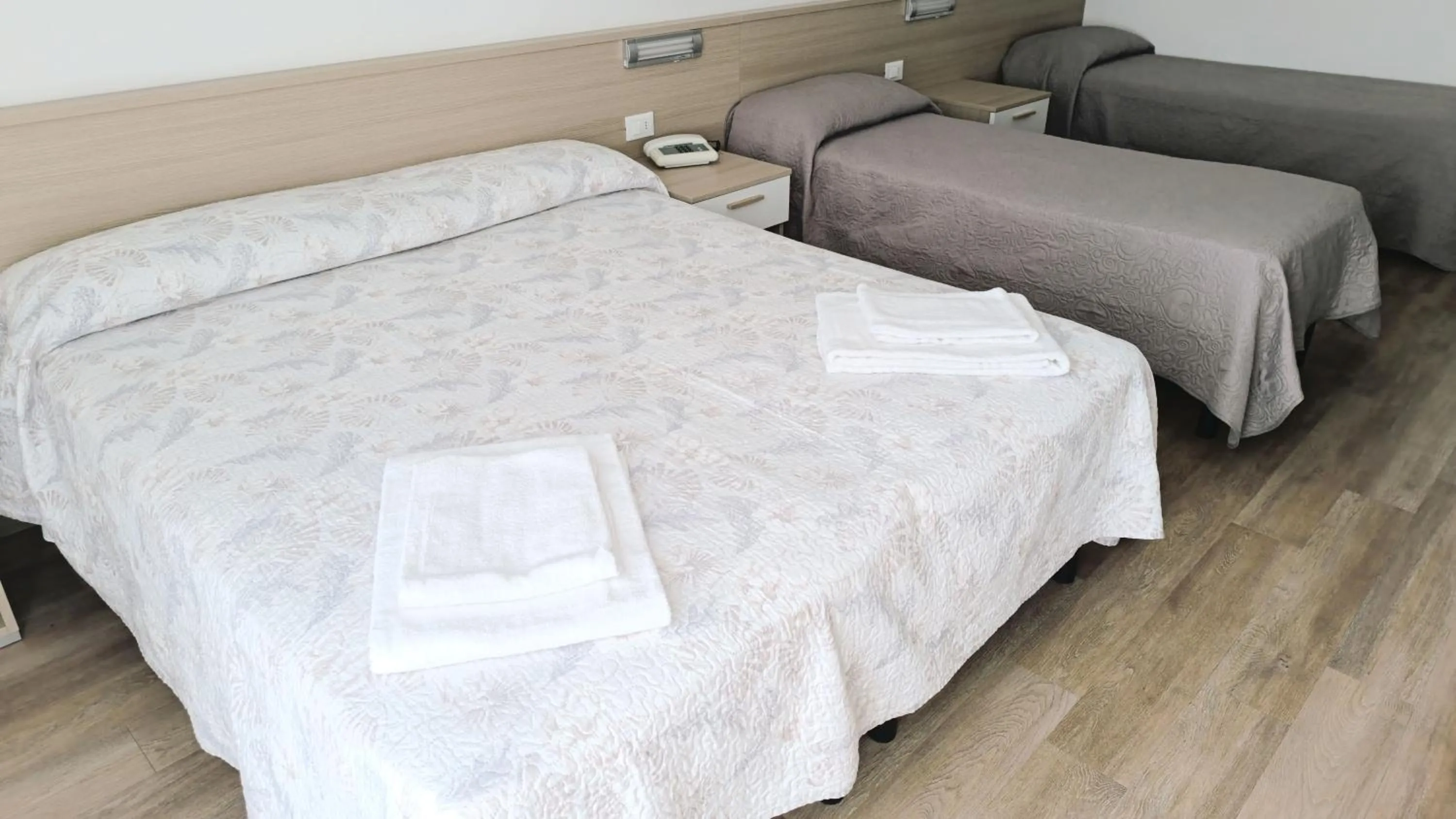 Bedroom, Bed in Hotel Midi