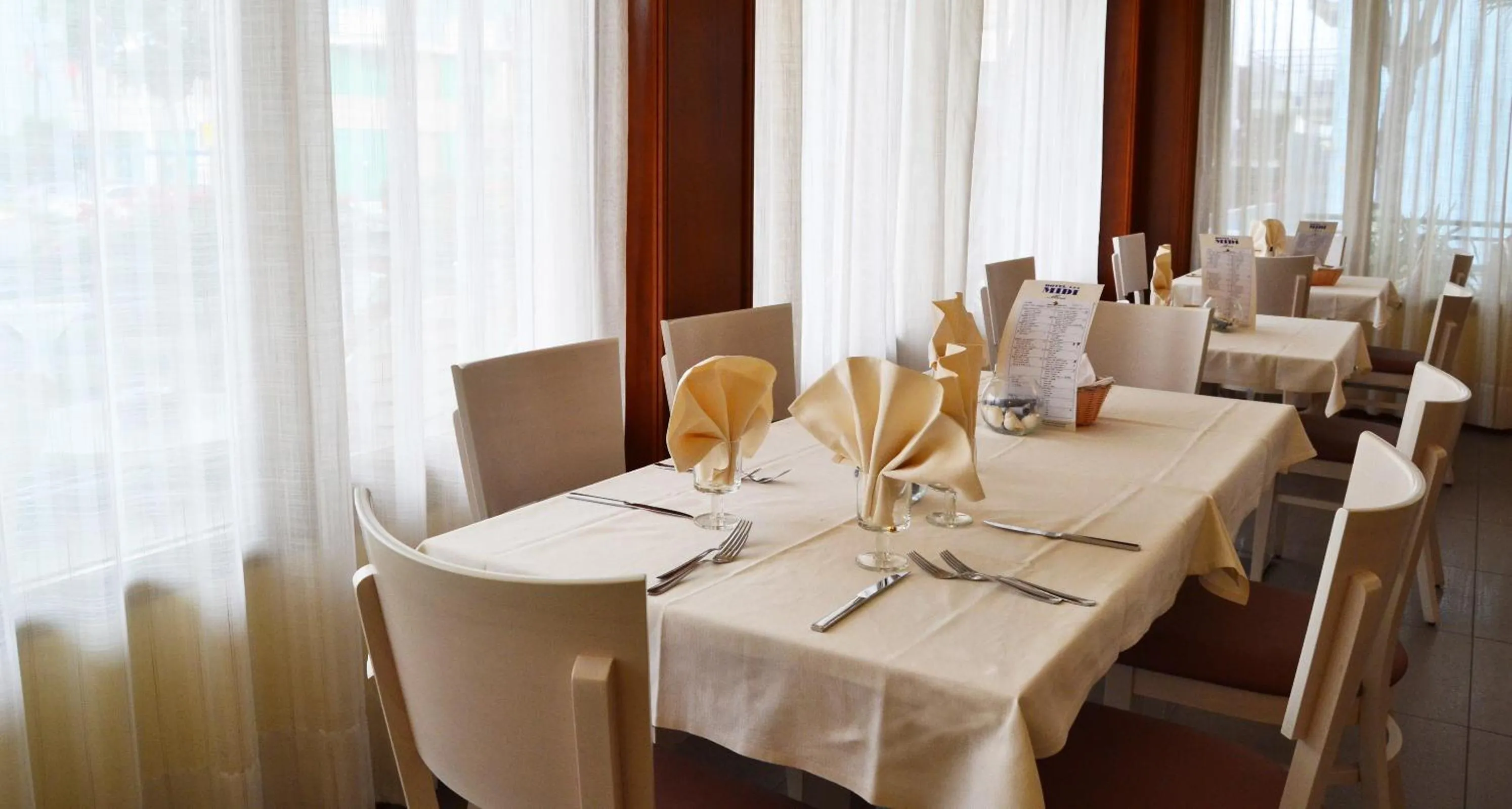 Restaurant/places to eat in Hotel Midi