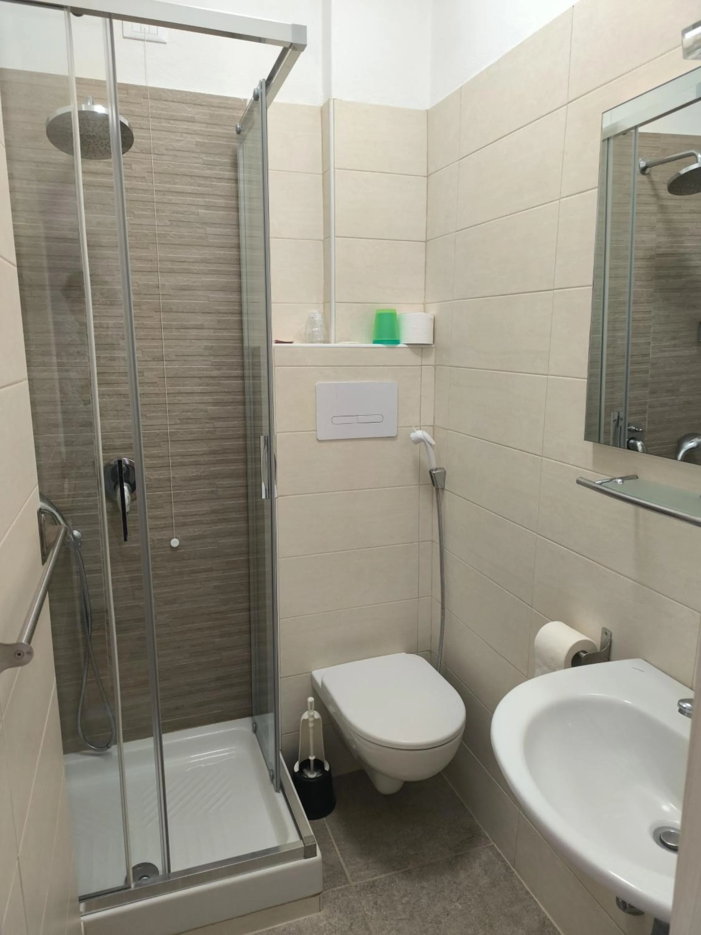 Shower in Hotel Midi