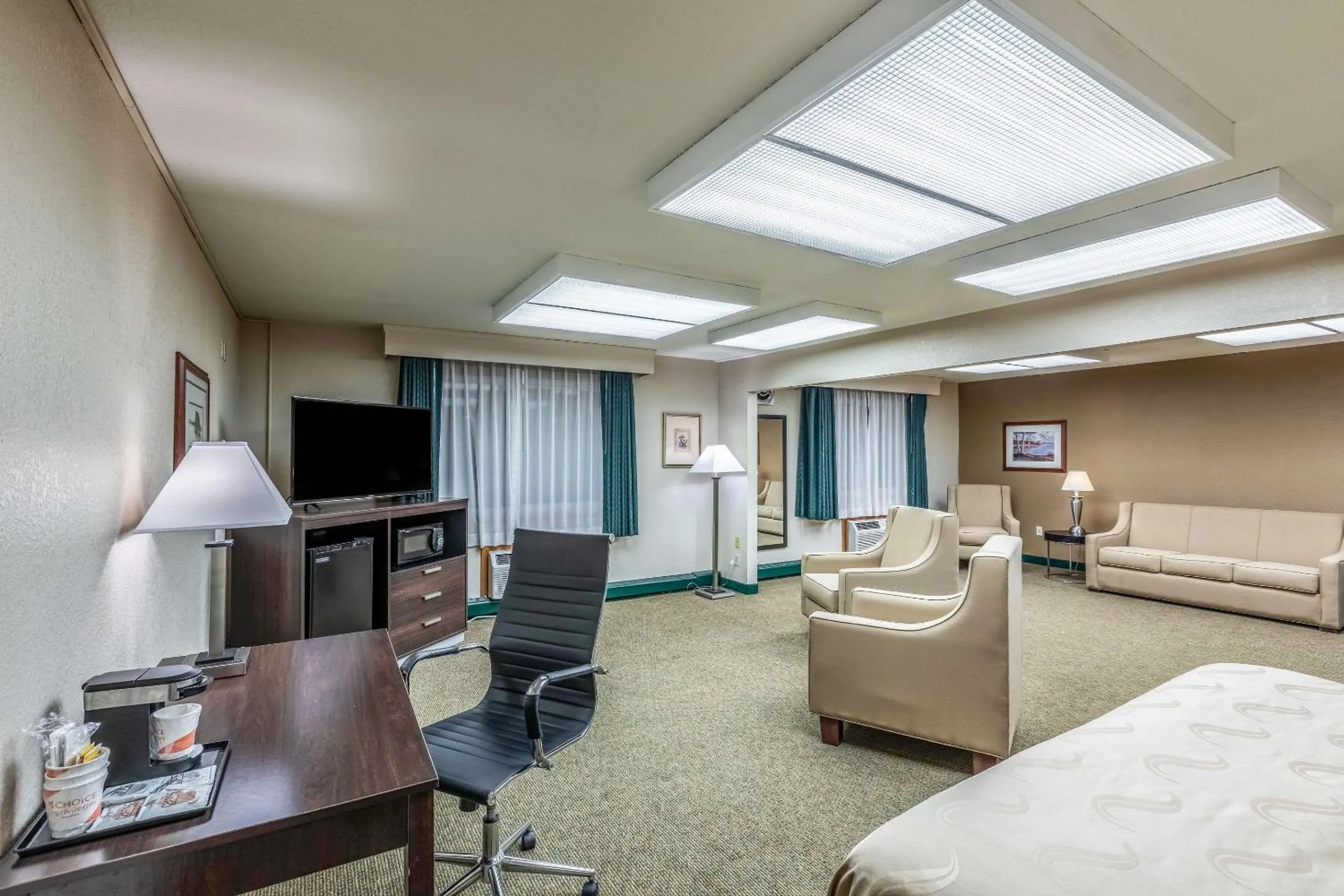 Photo of the whole room, Seating Area in Quality Inn Wausau