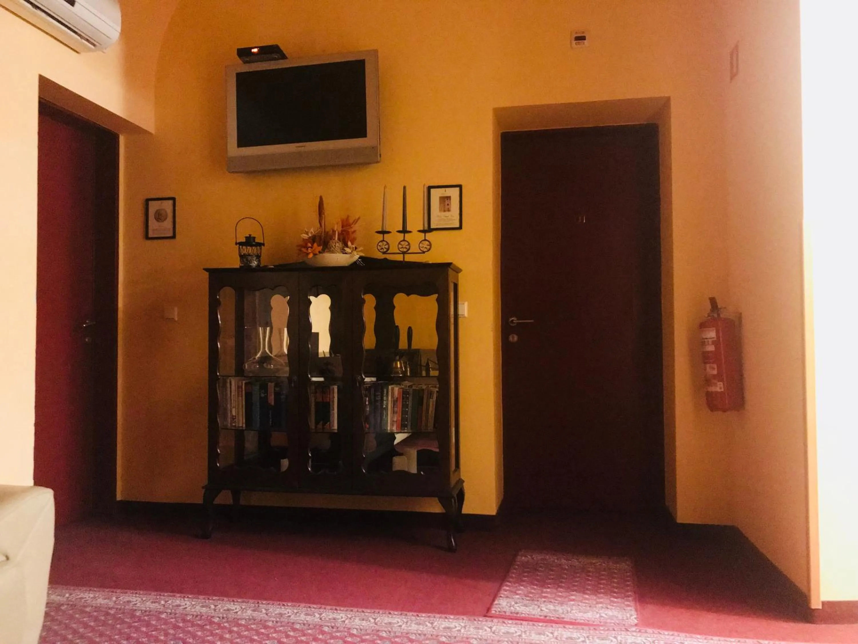 Communal lounge/ TV room in Hotel park