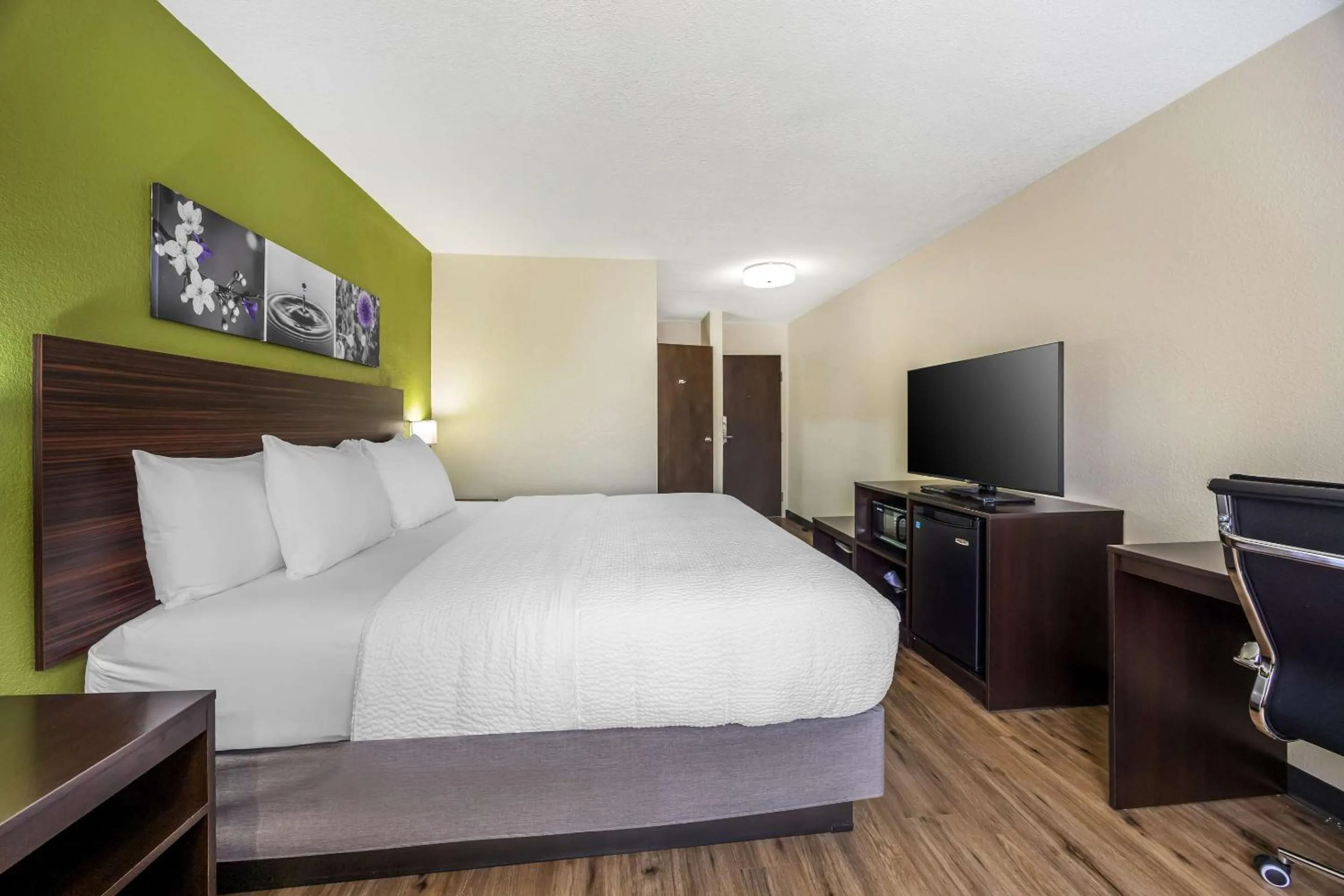 Bedroom, Bed in Sleep Inn & Suites Salina I-135