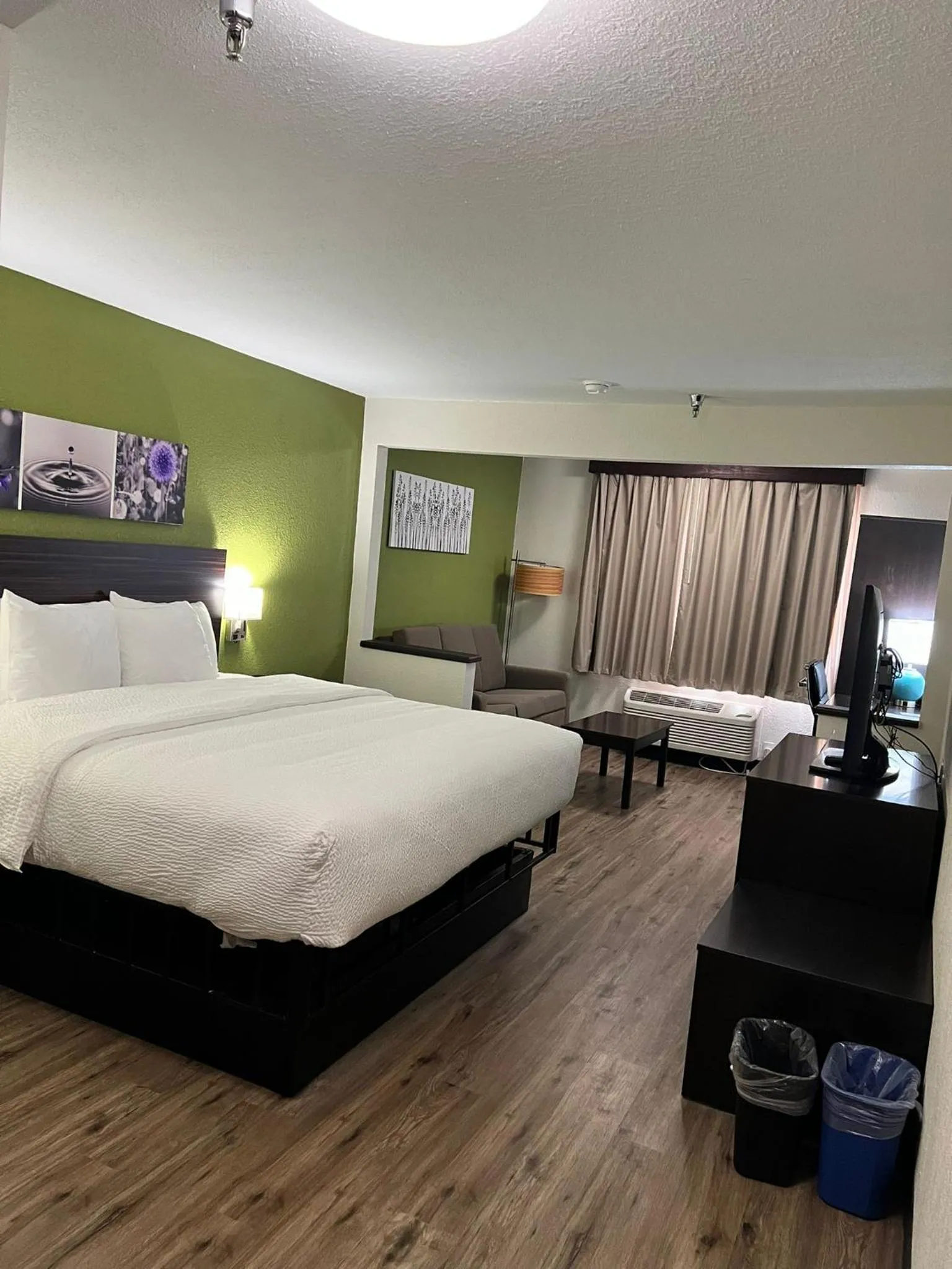 Bedroom, Bed in Sleep Inn & Suites Salina I-135