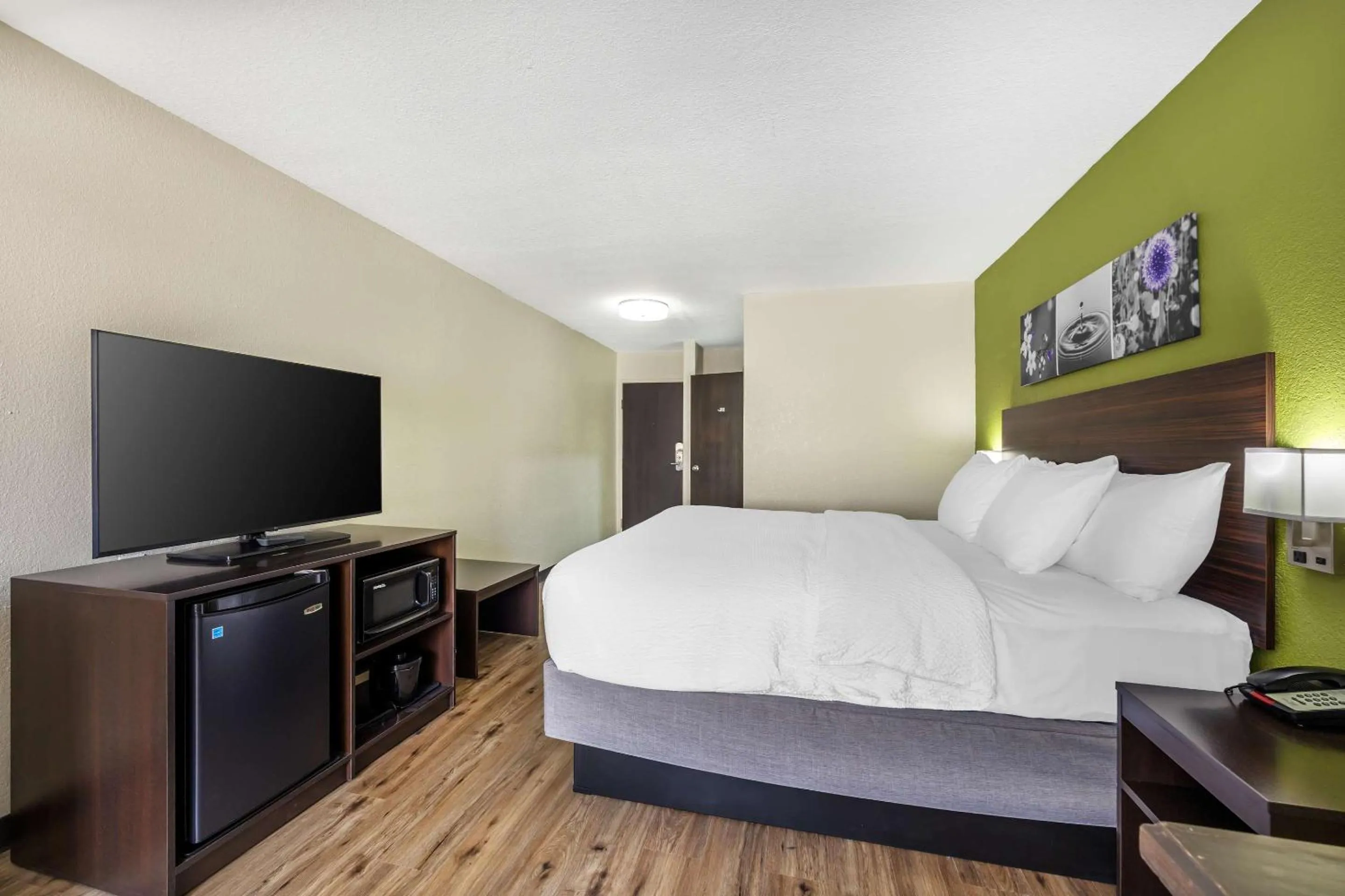 Bedroom, Bed in Sleep Inn & Suites Salina I-135
