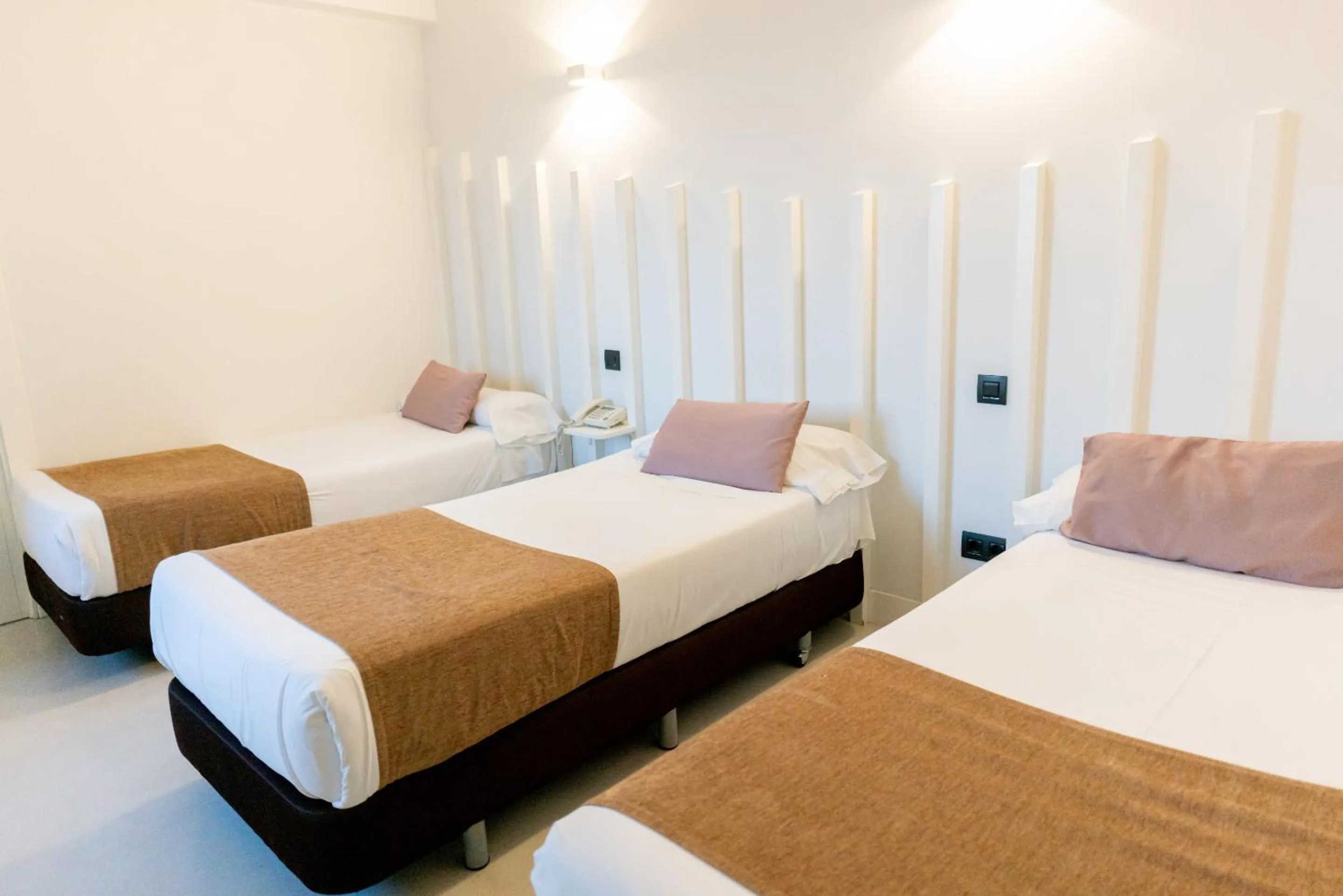 Bedroom, Bed in Hostal Gran Via 44