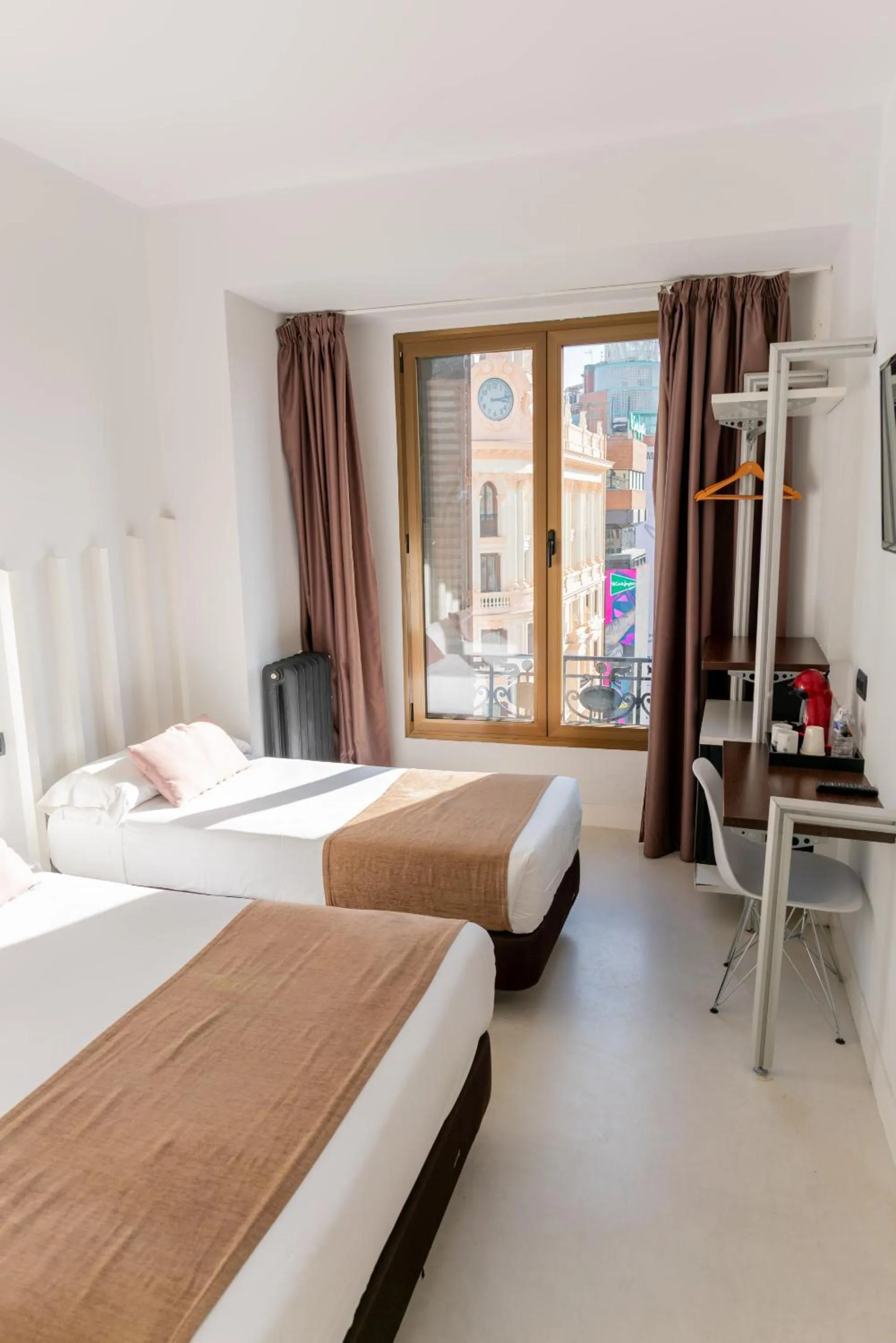 Bedroom, Bed in Hostal Gran Via 44