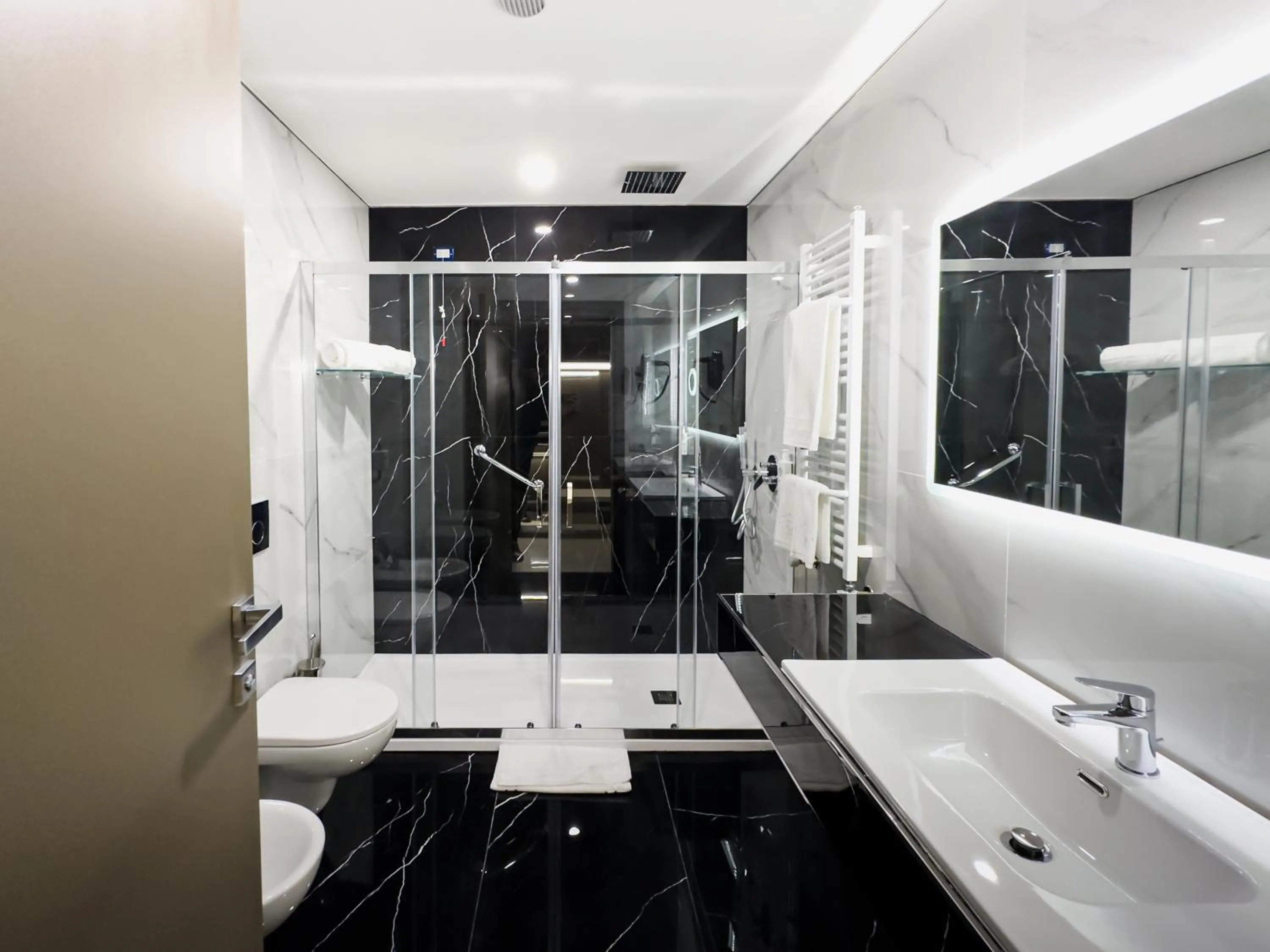 Shower in Grand Hotel Europa