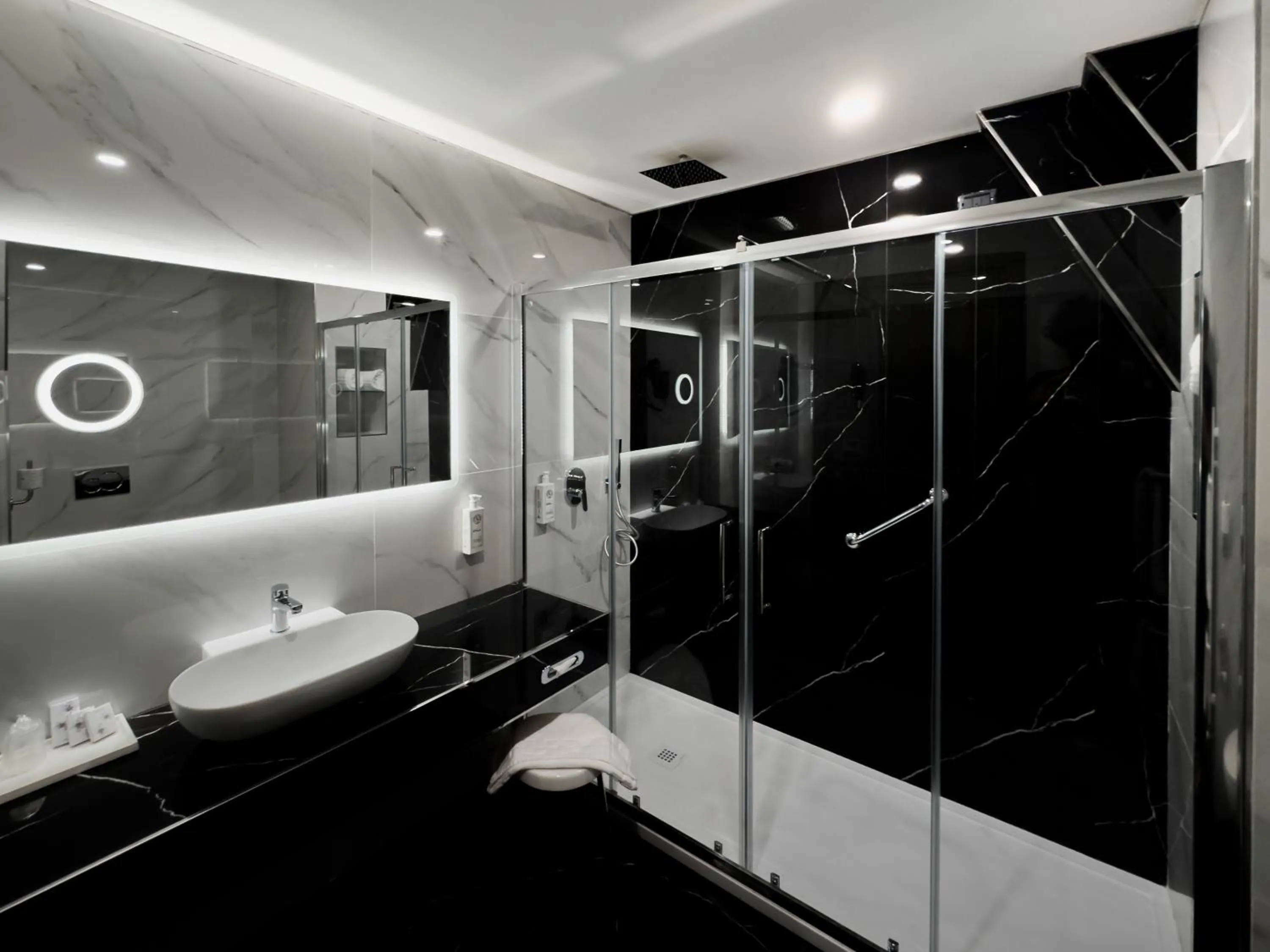 Shower in Grand Hotel Europa