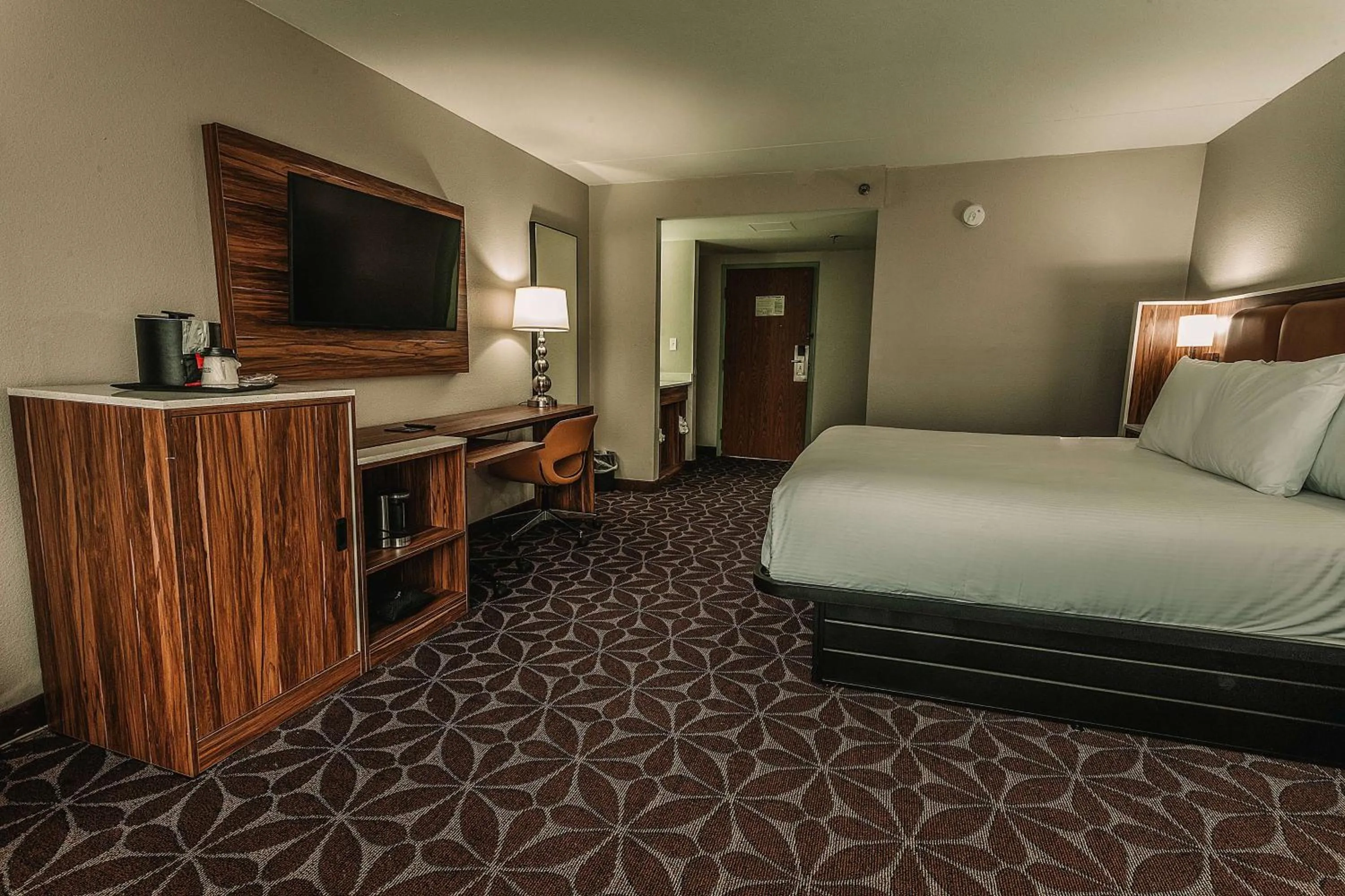 TV and multimedia, Bed in Wyndham Garden Williamsburg Busch Gardens Area