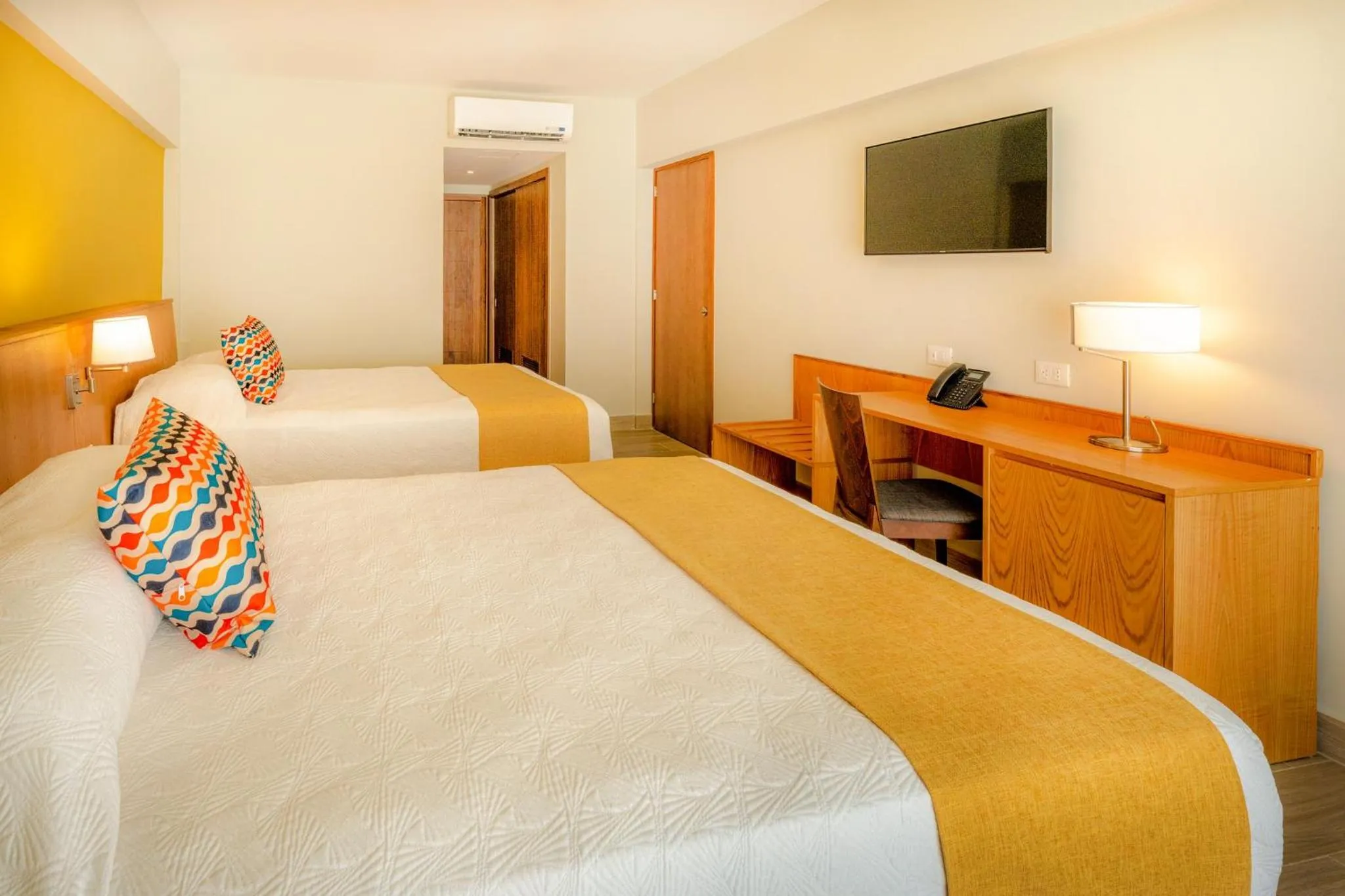 Communal lounge/ TV room, Bed in Coral Costa Caribe Beach Resort - All Inclusive