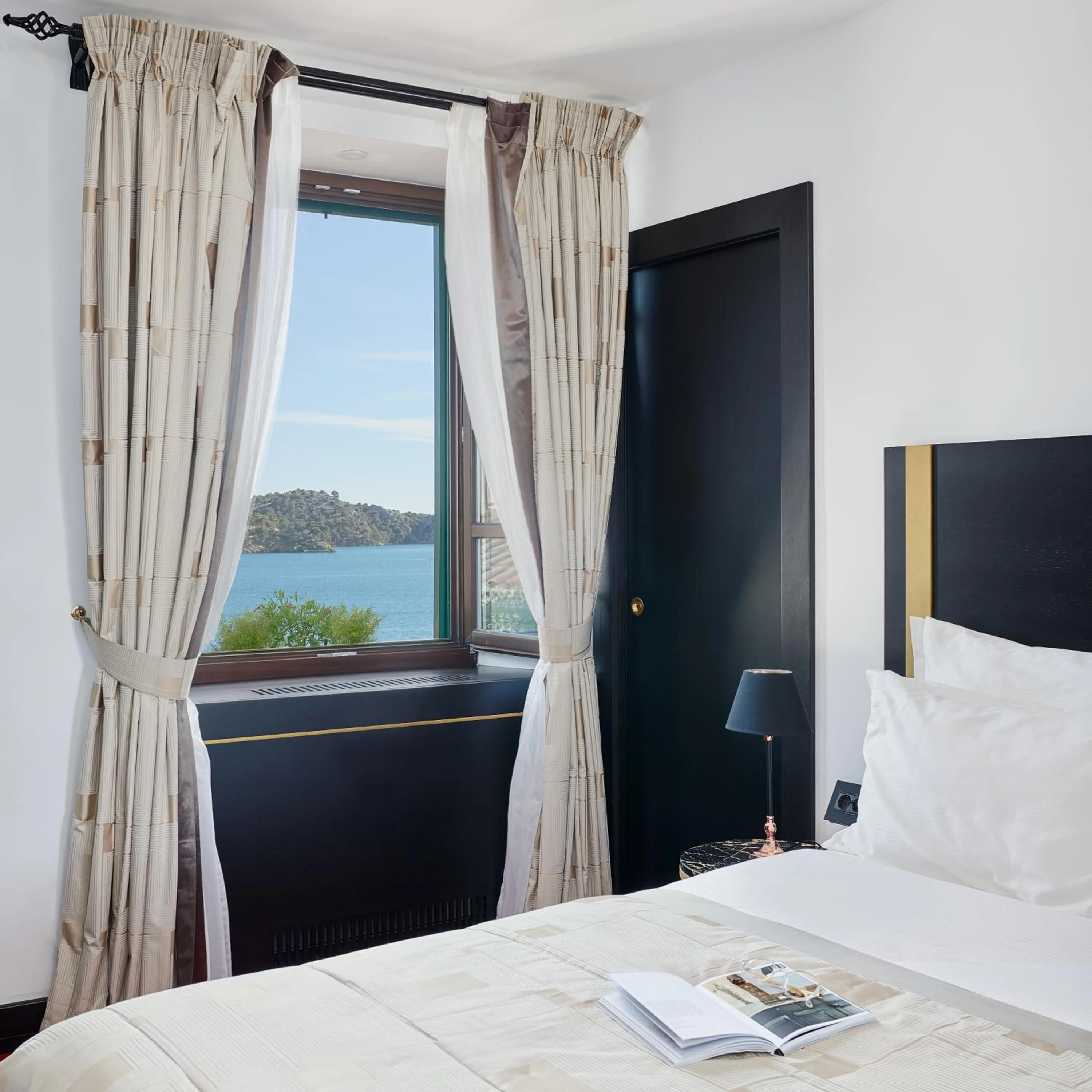 View (from property/room), Bed in King Kresimir Heritage Hotel