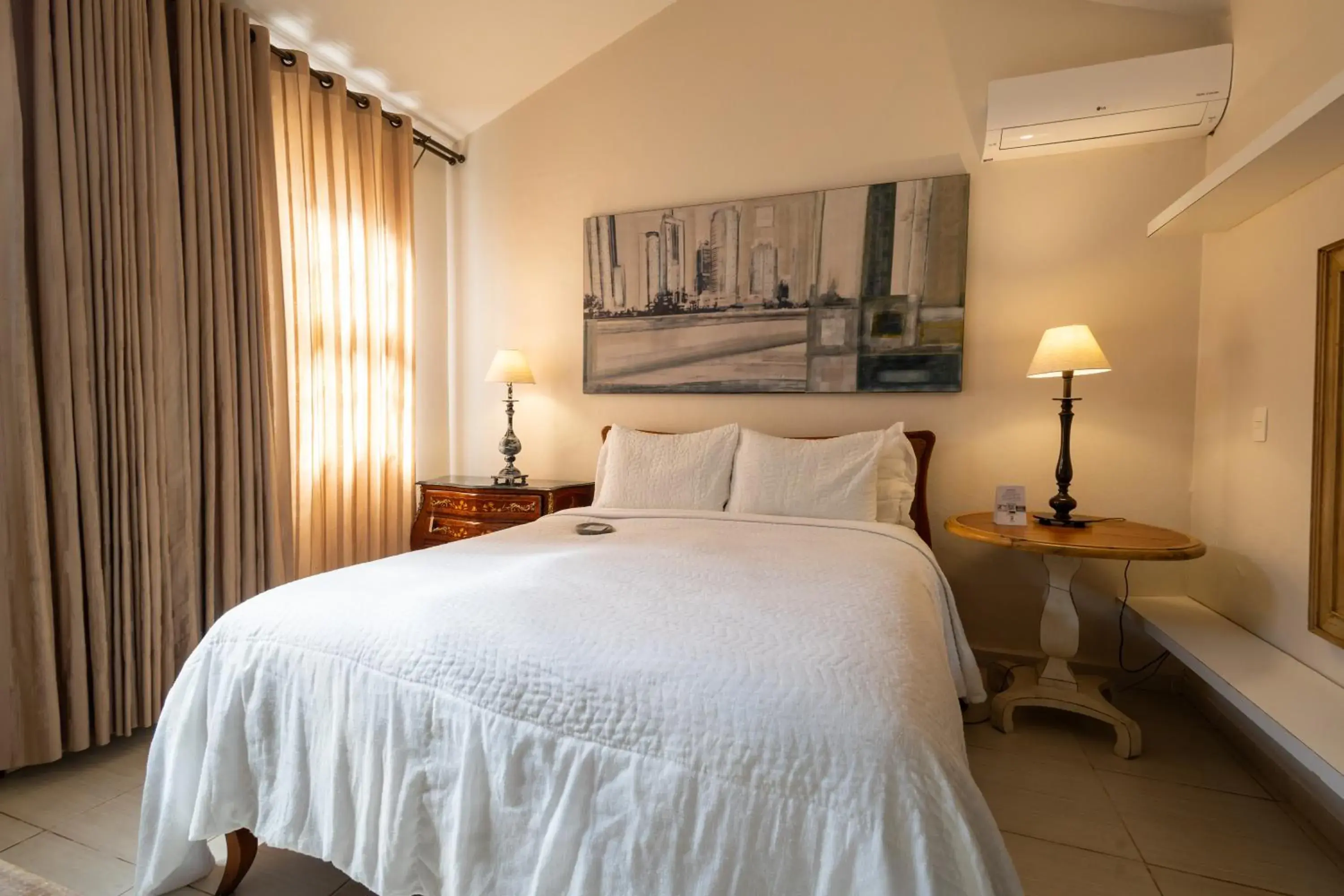 Budget Double Room in Pousada Pequena Tiradentes Budget Double Room in Pousada Pequena Tiradentes