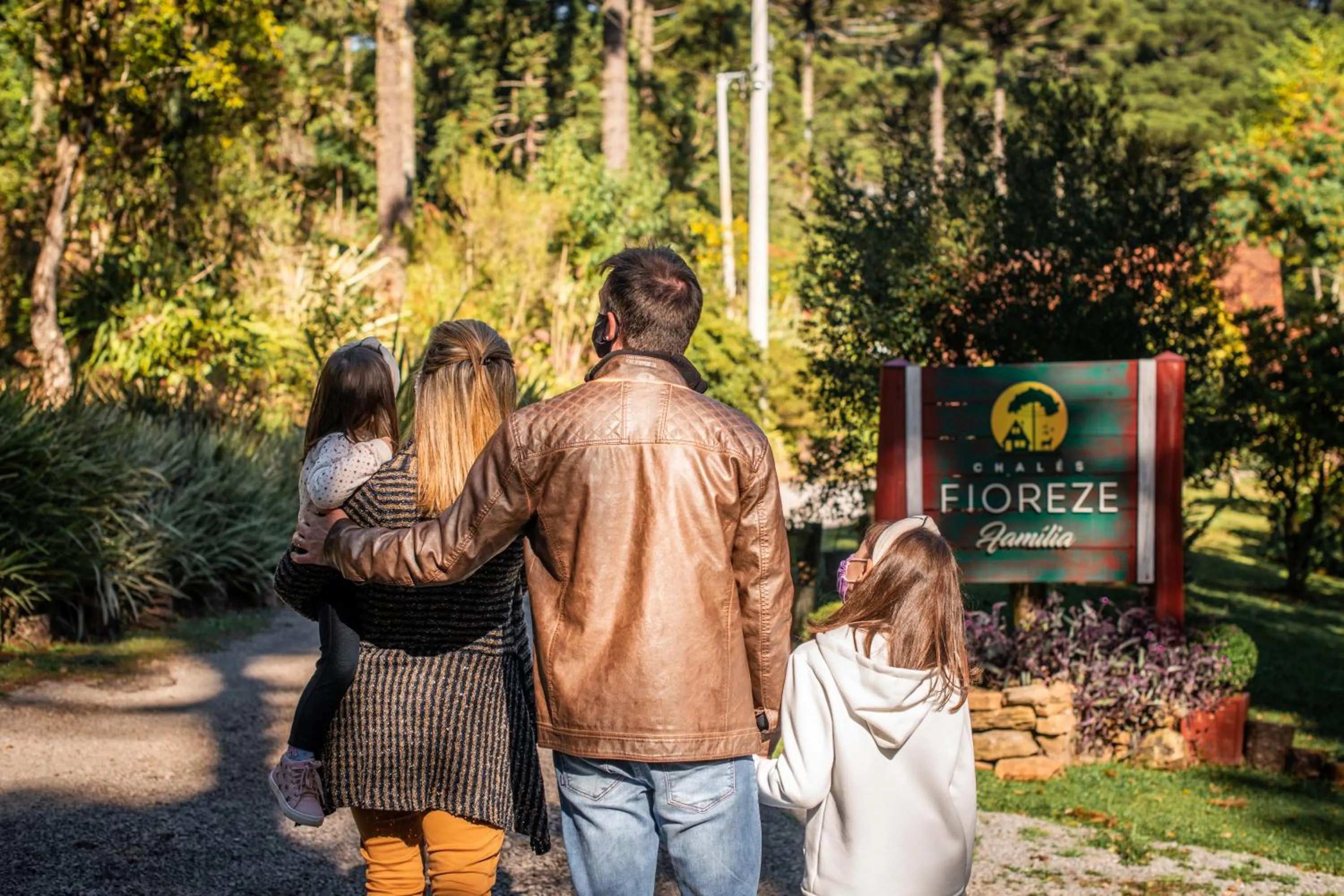 People in Hotel Fioreze Chalés