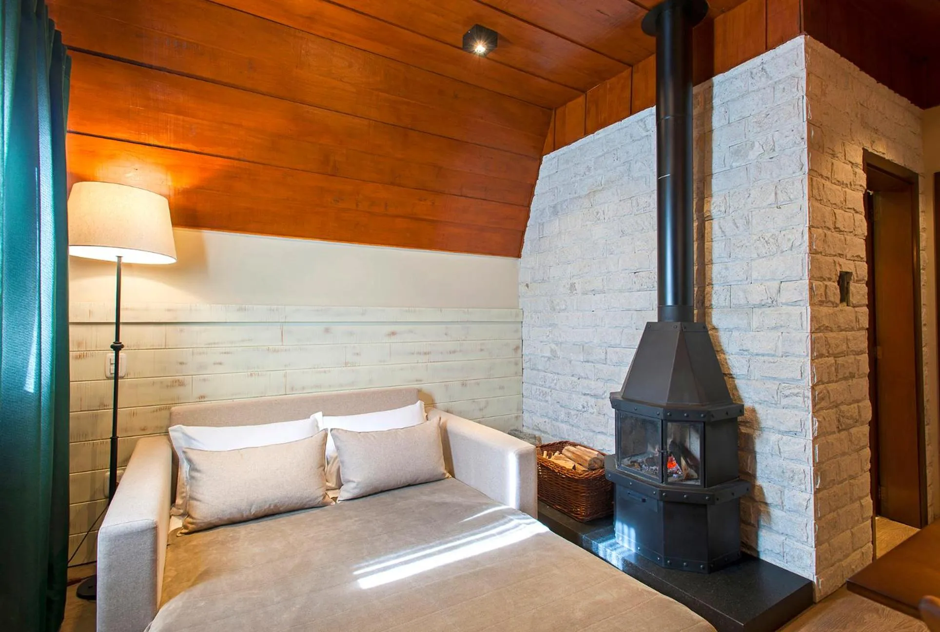 Living room, Bed in Hotel Fioreze Chalés