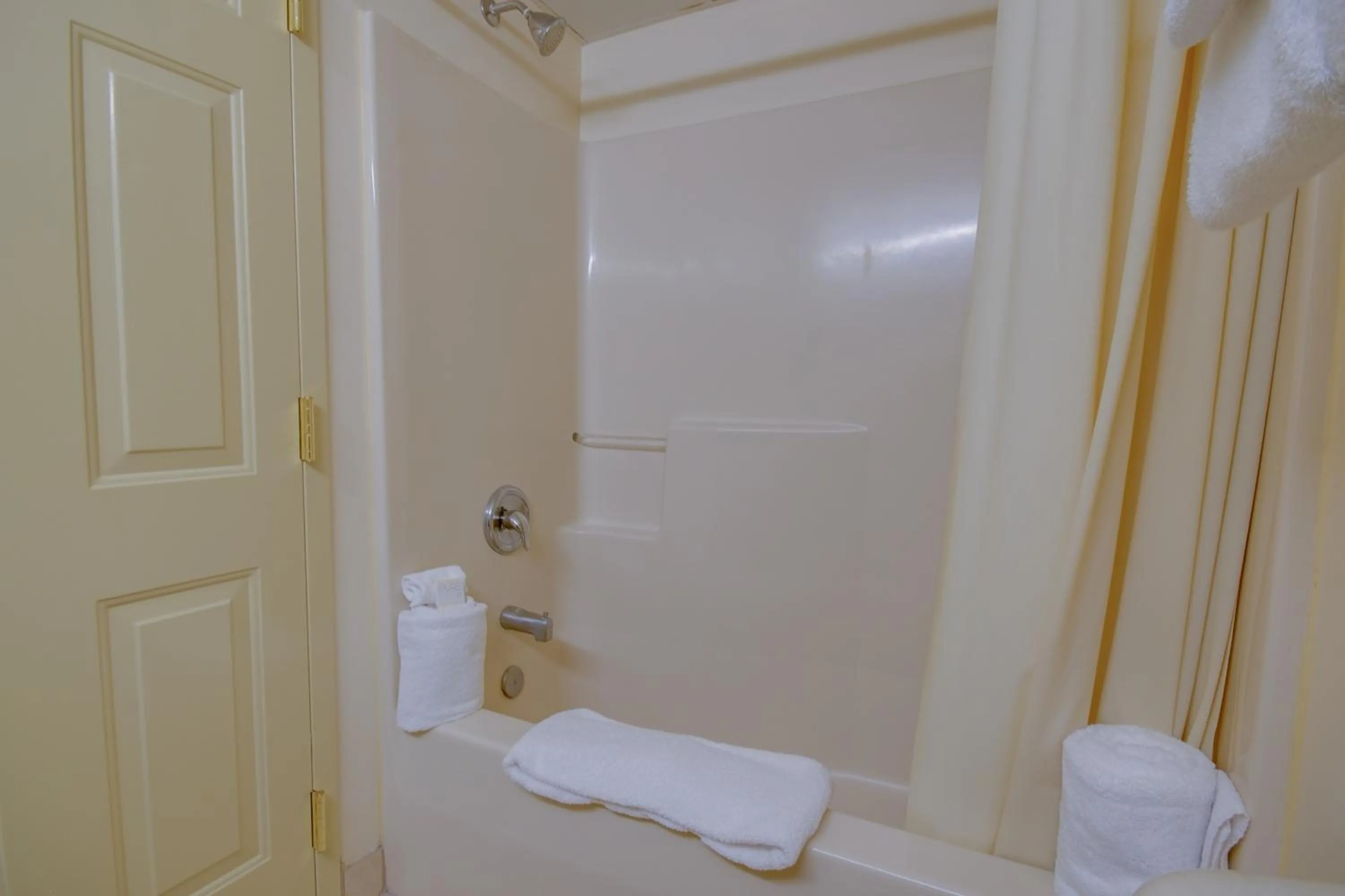 Shower in Grand Hotel Ocean City Oceanfront