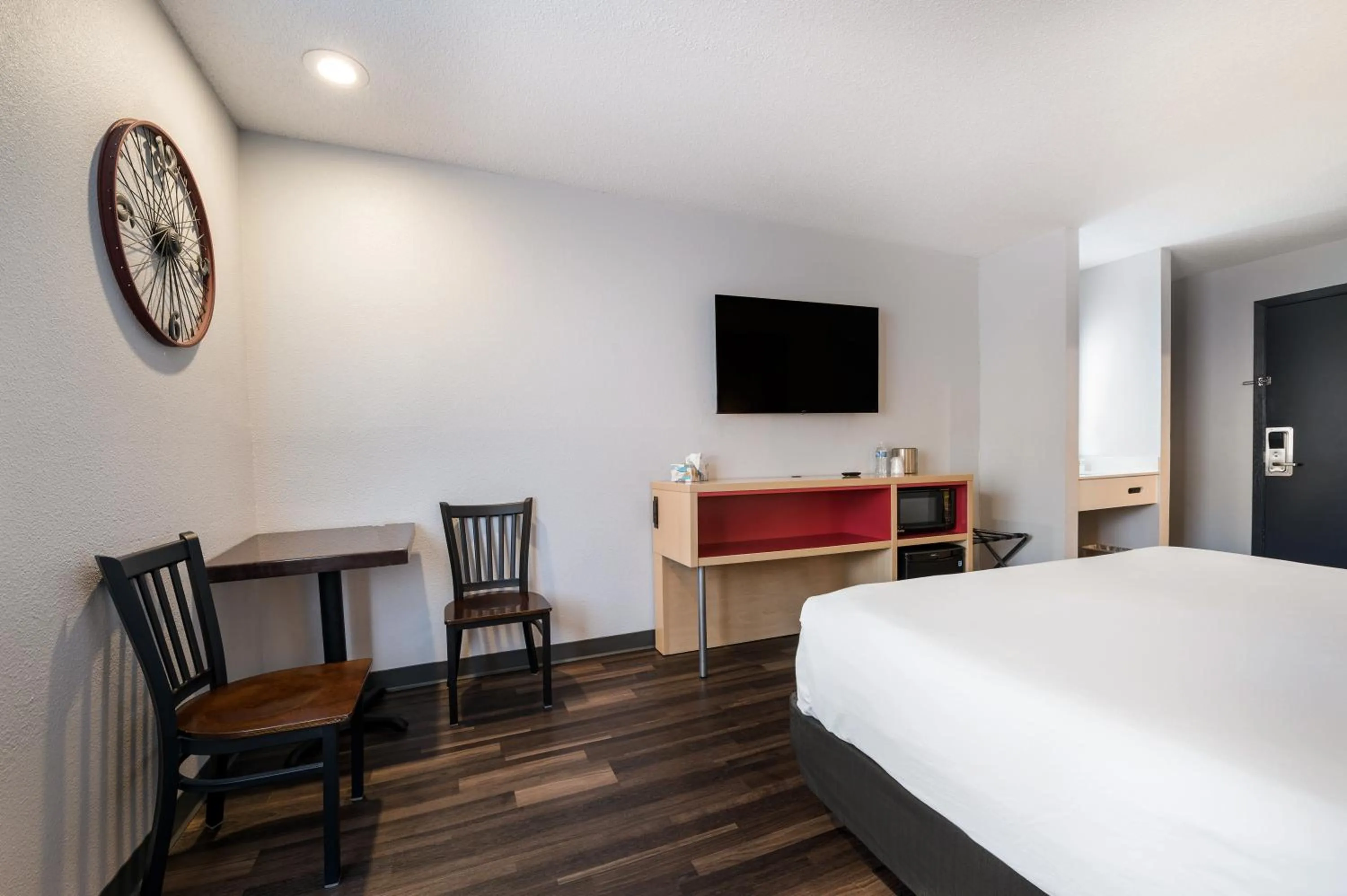 Communal lounge/ TV room, Bed in Red Lion Inn & Suites Ontario