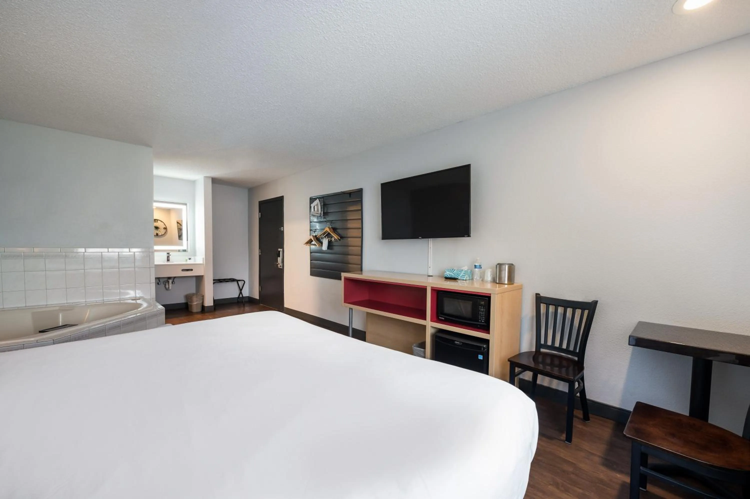 TV and multimedia, Bed in Red Lion Inn & Suites Ontario