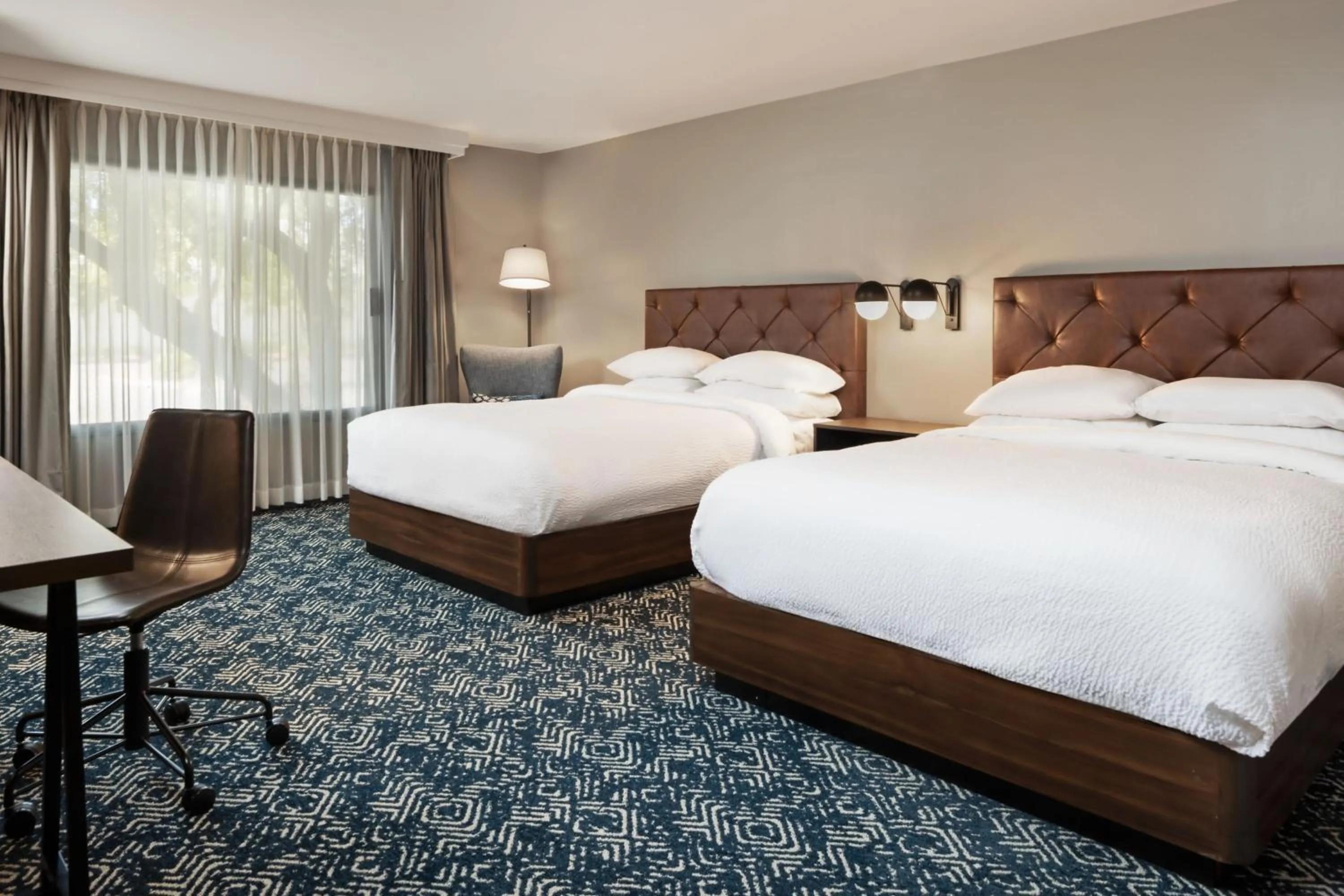 Photo of the whole room, Bed in Four Points by Sheraton Bakersfield