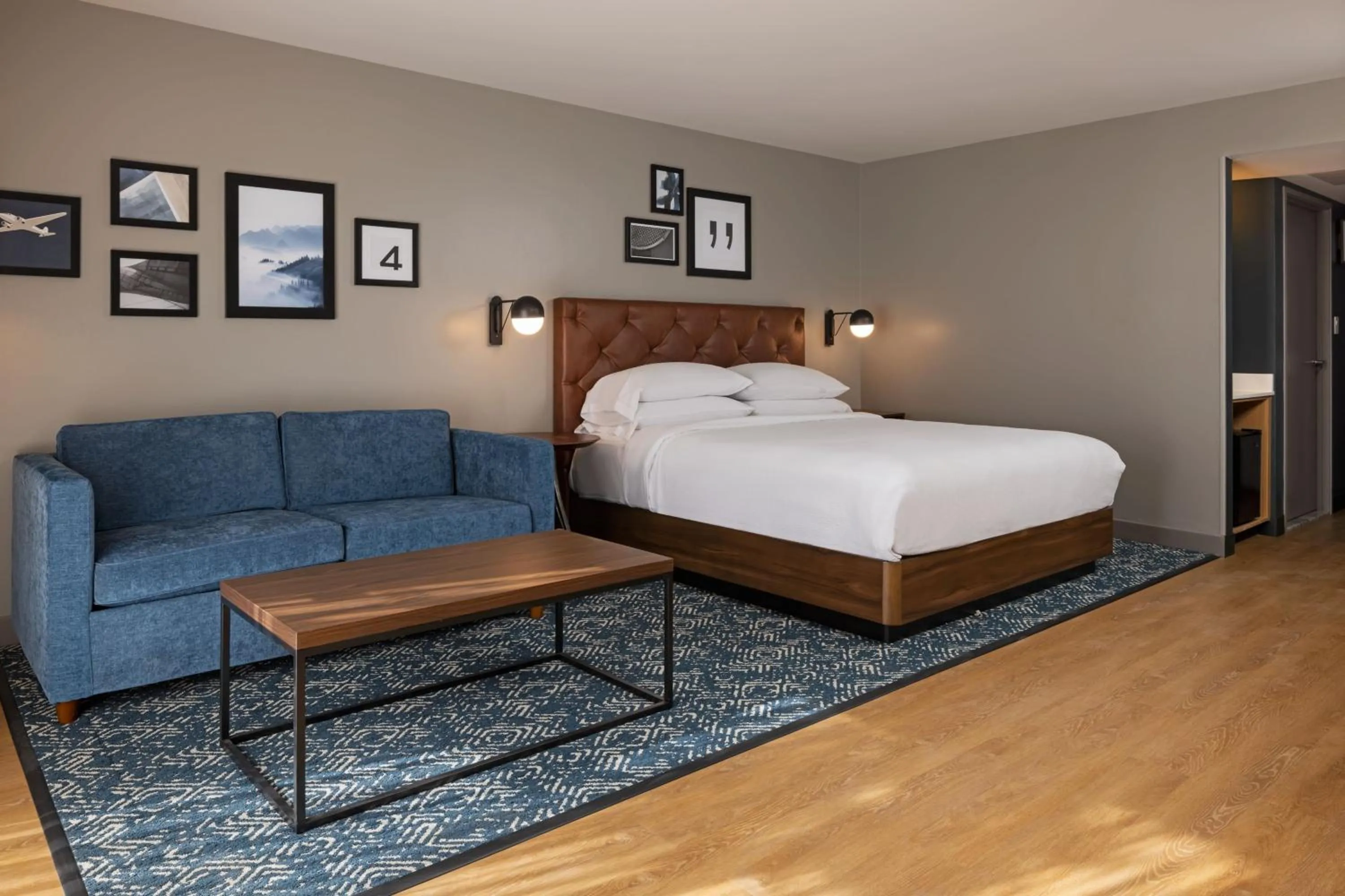 Photo of the whole room, Bed in Four Points by Sheraton Bakersfield