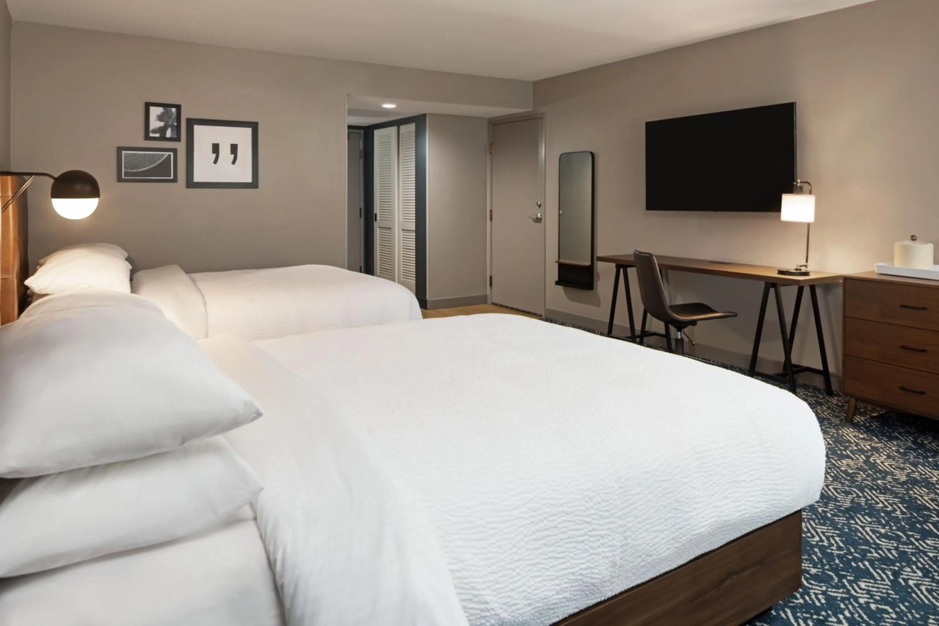 Photo of the whole room, Bed in Four Points by Sheraton Bakersfield