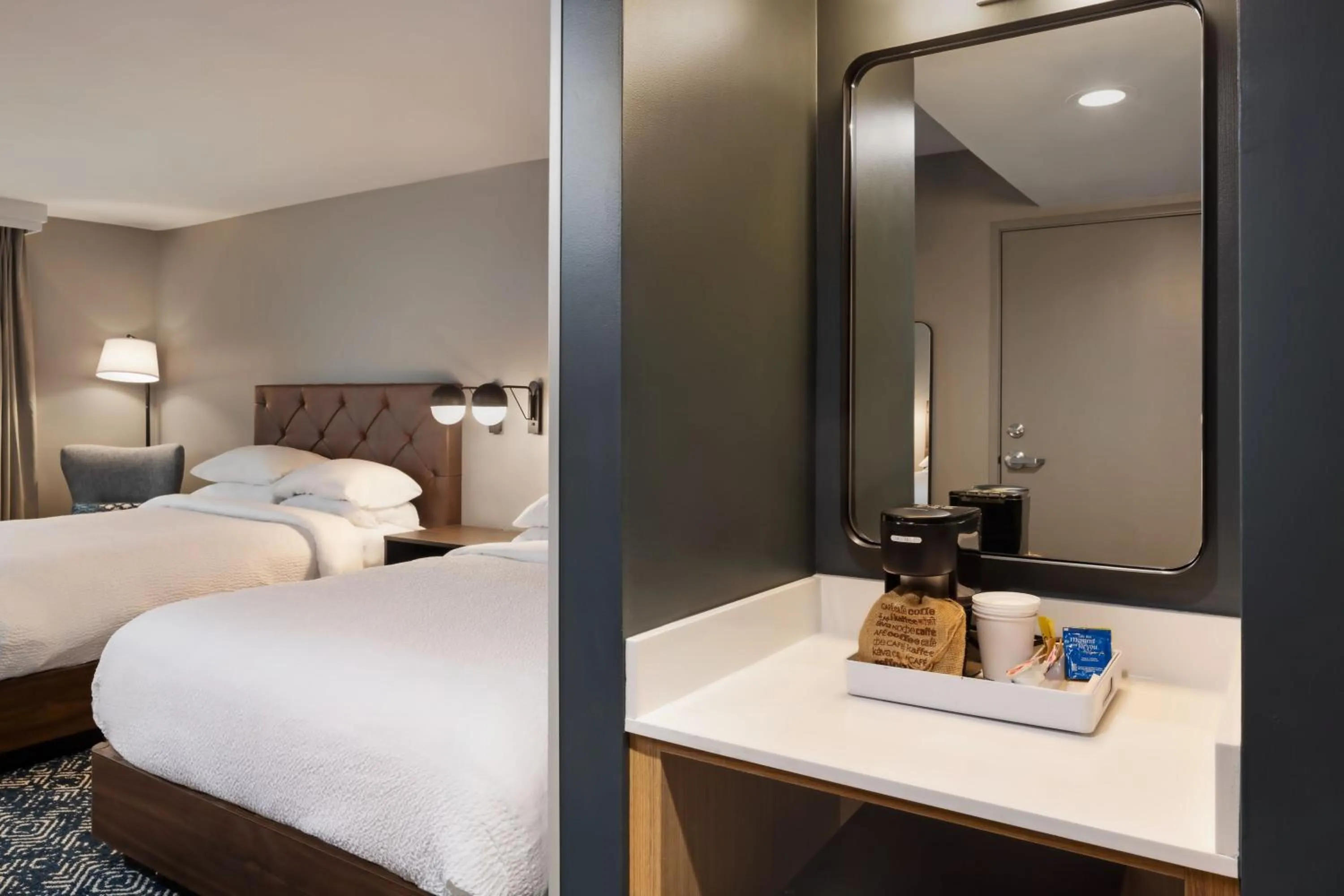 Photo of the whole room, Bed in Four Points by Sheraton Bakersfield