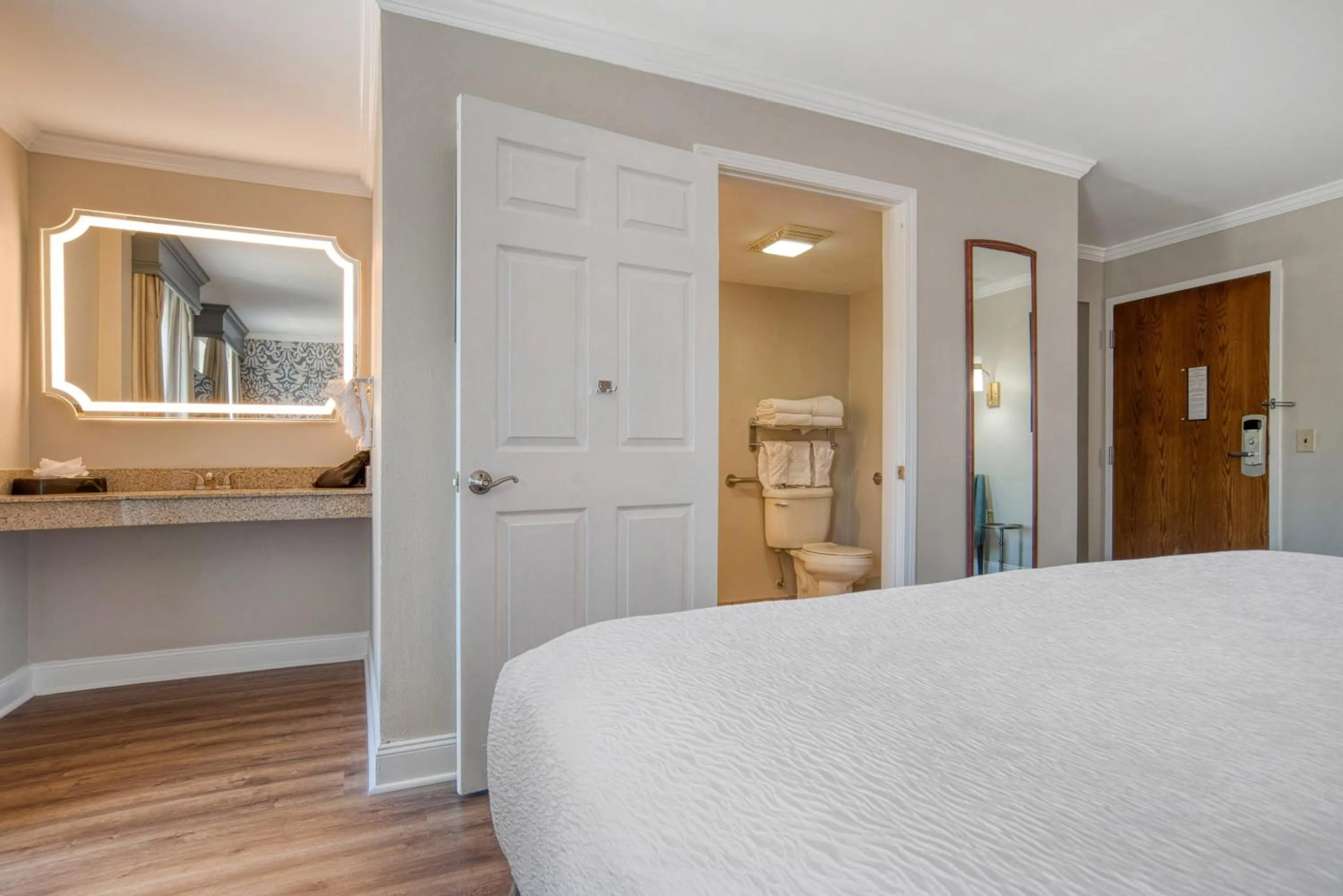 Bedroom, Bed in Best Western Plus French Quarter Courtyard Hotel