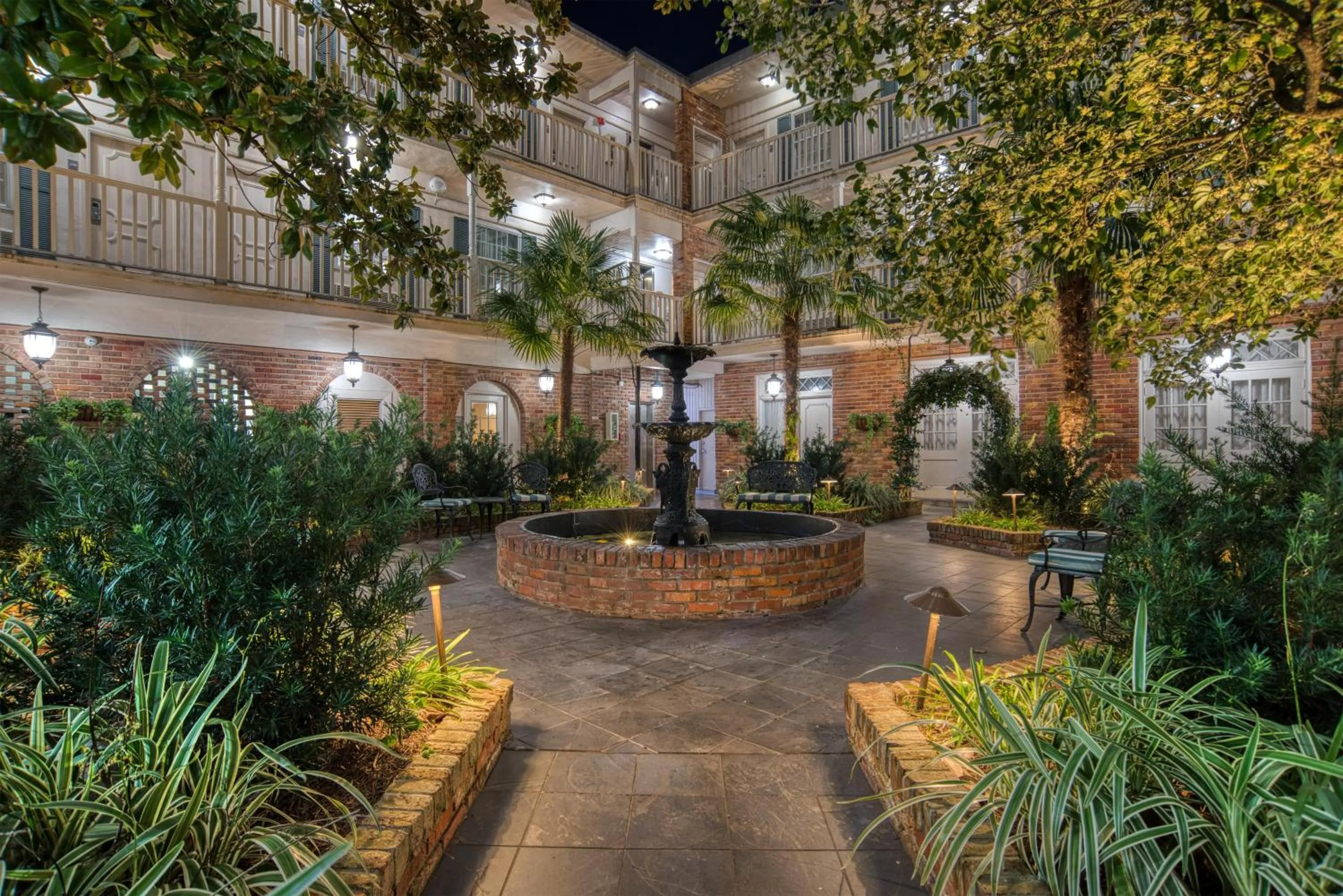 Property building in Best Western Plus French Quarter Courtyard Hotel