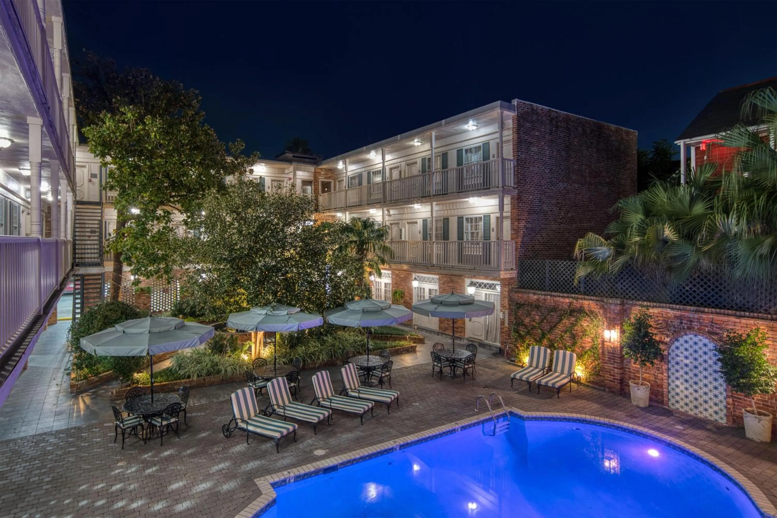 Property building in Best Western Plus French Quarter Courtyard Hotel